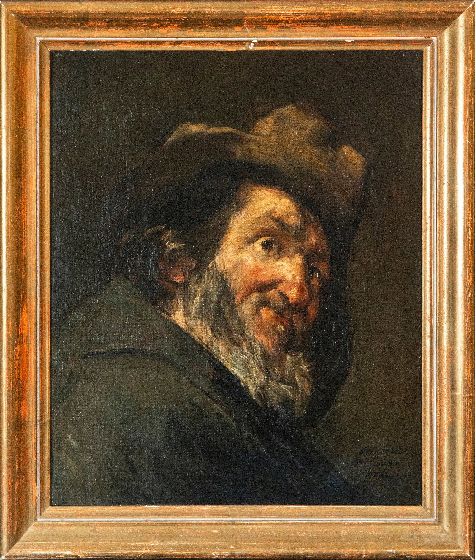 Portrait of an old man, signed. Spanish School. 20th century: Oil on canvas. Dimensions 46 x 39 / 55 x 47 cm. Bust portrait of an elderly man wearing a dark hat, turned in foreshortening and captured with a lively expression that combines irony, weariness, and h