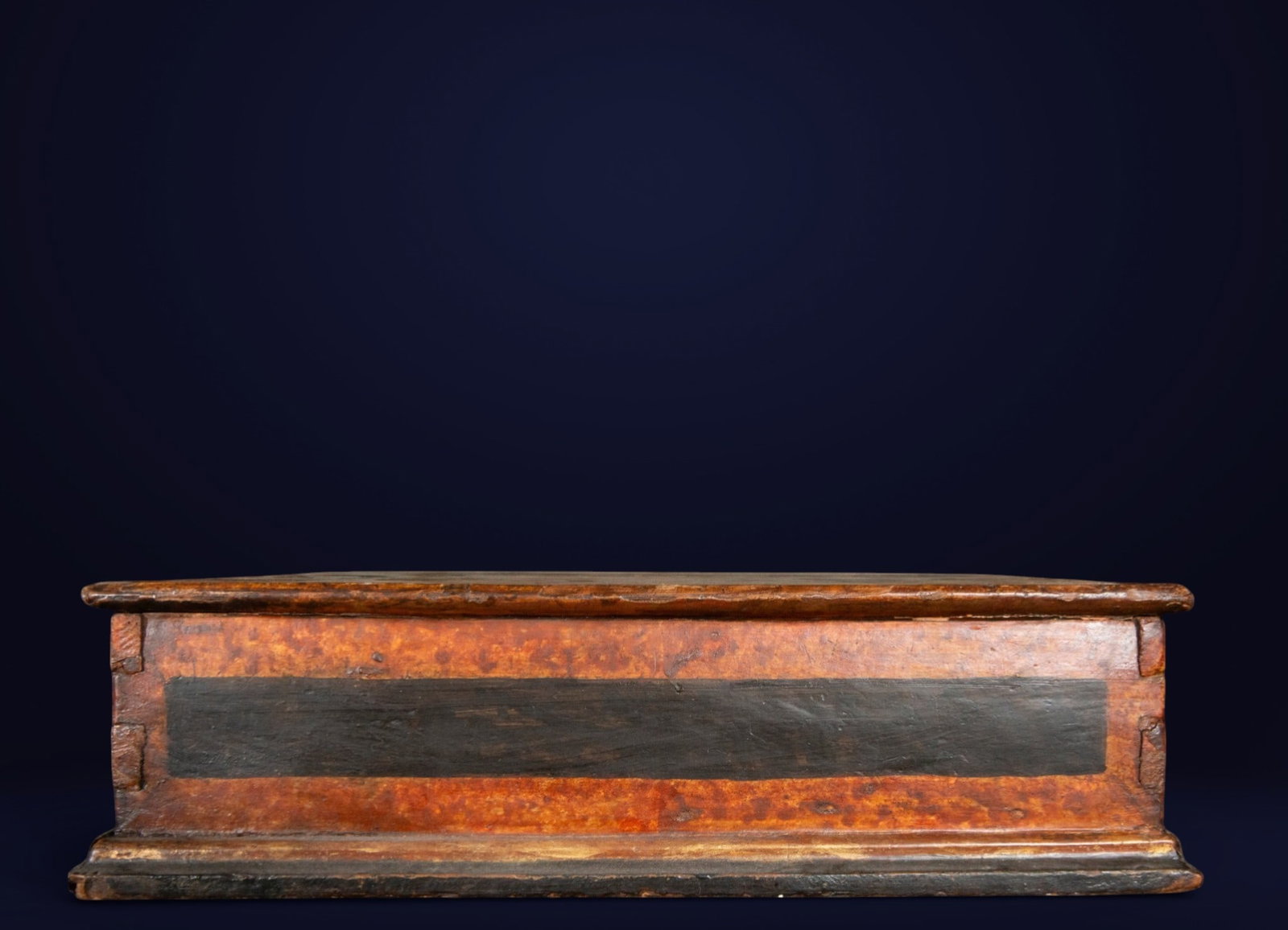 Molded, polychrome, and marbled pedestal. Spanish workshop. 17th century: Molded, polychrome and marbled wood. Measurements 9 x 29 x 33 cm.