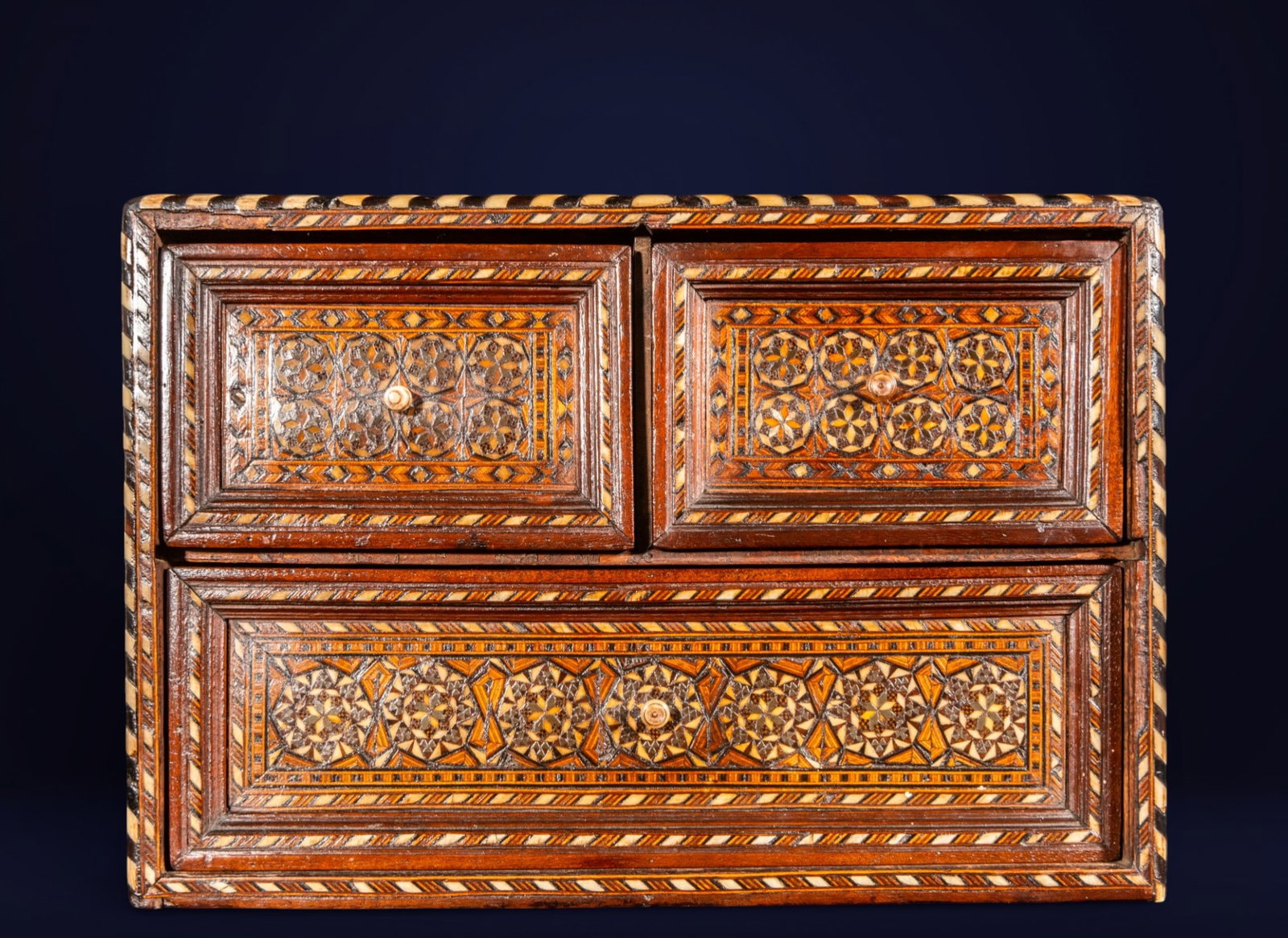 Small Hispano-Moorish bargueño with geometric marquetry, Granada, 16th-17th century: Wood with marquetry and inlays. Measures 21 x 32 x 15 cm.