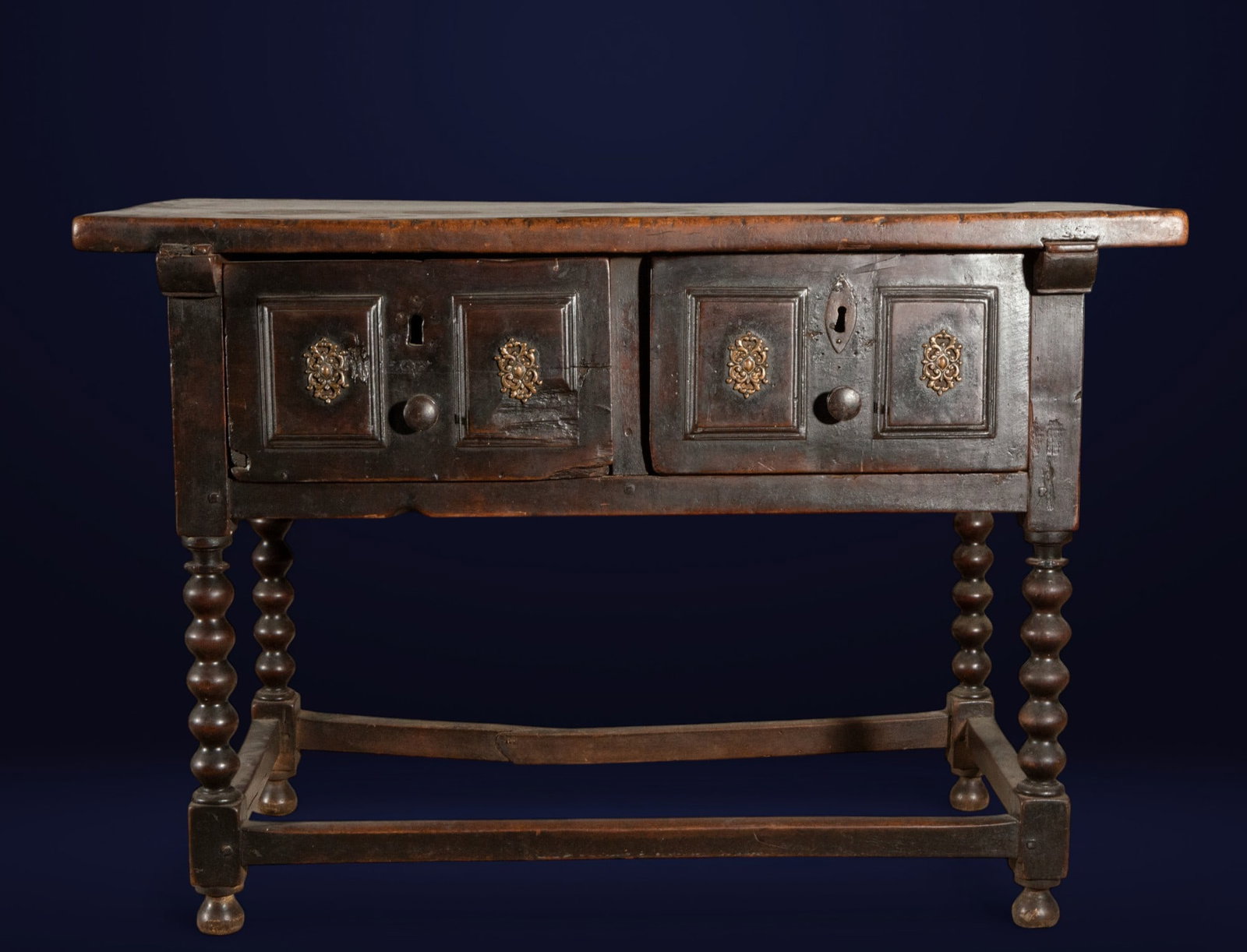 Castilian table with drawers. Spanish School. 17th century. (1 of 5)
