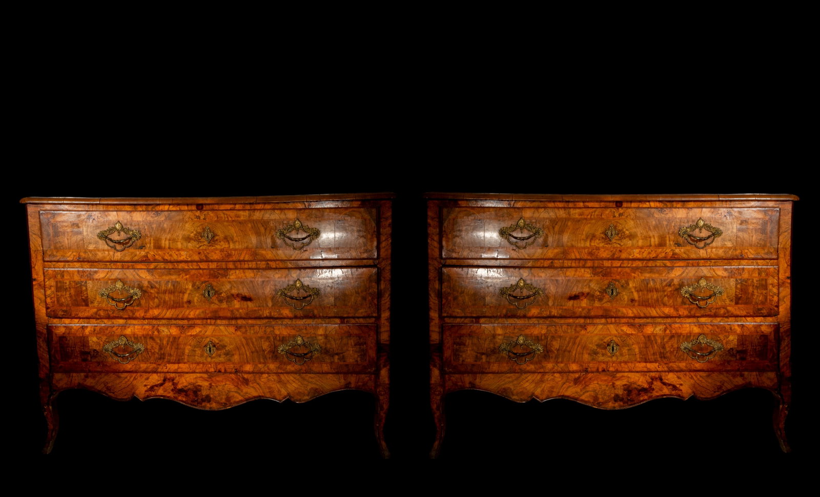 Pair of Italian chests of drawers in walnut and bronze, 18th century: Dimensions: 106 × 130 × 76 cm. Walnut and bronze. Pair of 18th-century Italian chests of drawers, with sinuous lines decorated with geometric marquetry, which highlights the grain of the walnut. Wit