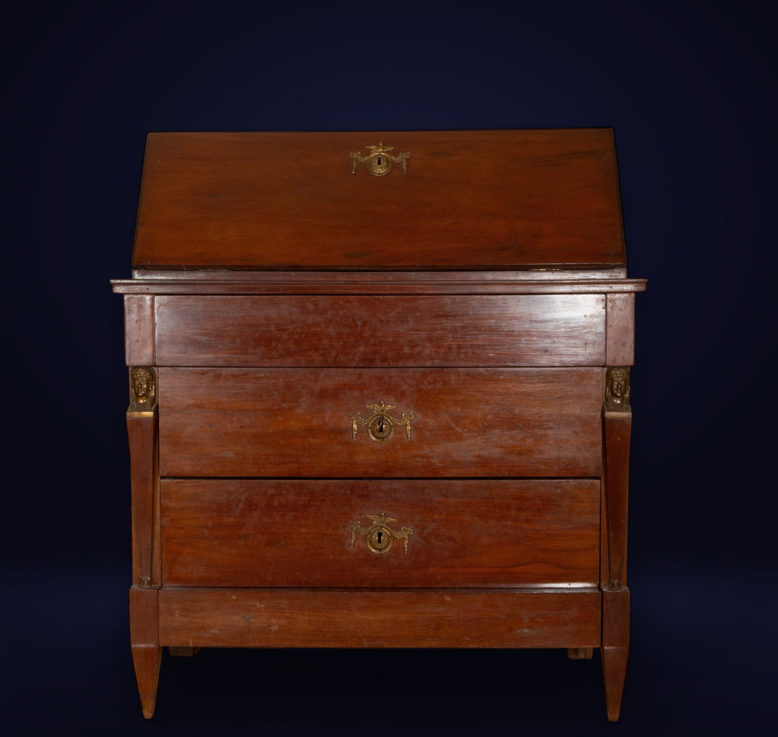 Secretaire in mahogany wood with a lid that hides a gallery of carpanel arches with stipes on the: Carved mahogany wood with bronze keyholes. Dimensions: 103 x 45 x 93 cm.