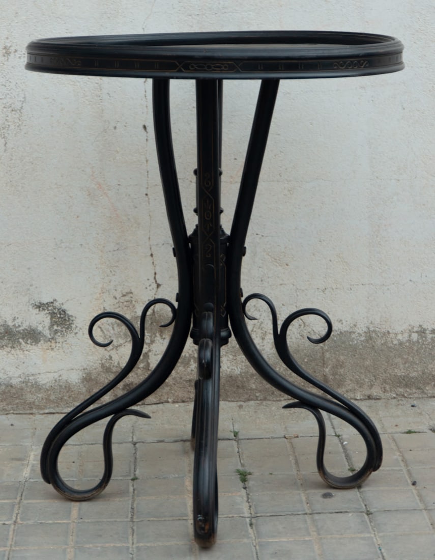Art Nouveau table in ebonized wood, late 19th century: Measurements: 82 x 65 x 65 cm