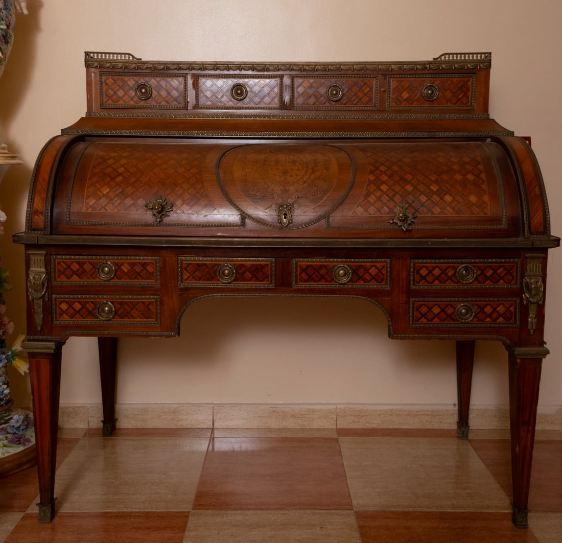Beautiful "Bureau a Plat" with Bourbon coat of arms in marquetry from the early 20th century, late (1 of 6)