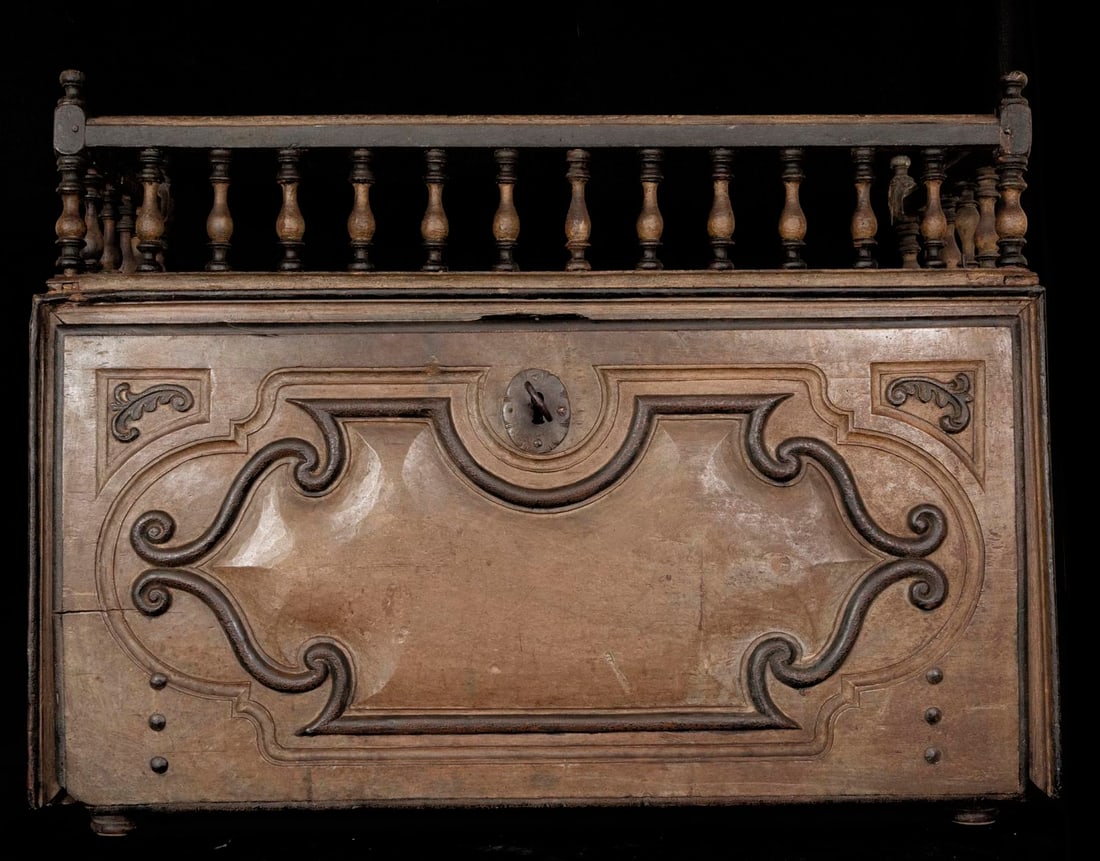 Beautiful Tuscan cupboard in polychrome wood, with "secret" drawers, Italian work from the 17th: Measurements: 93 x 73 x 41 cm