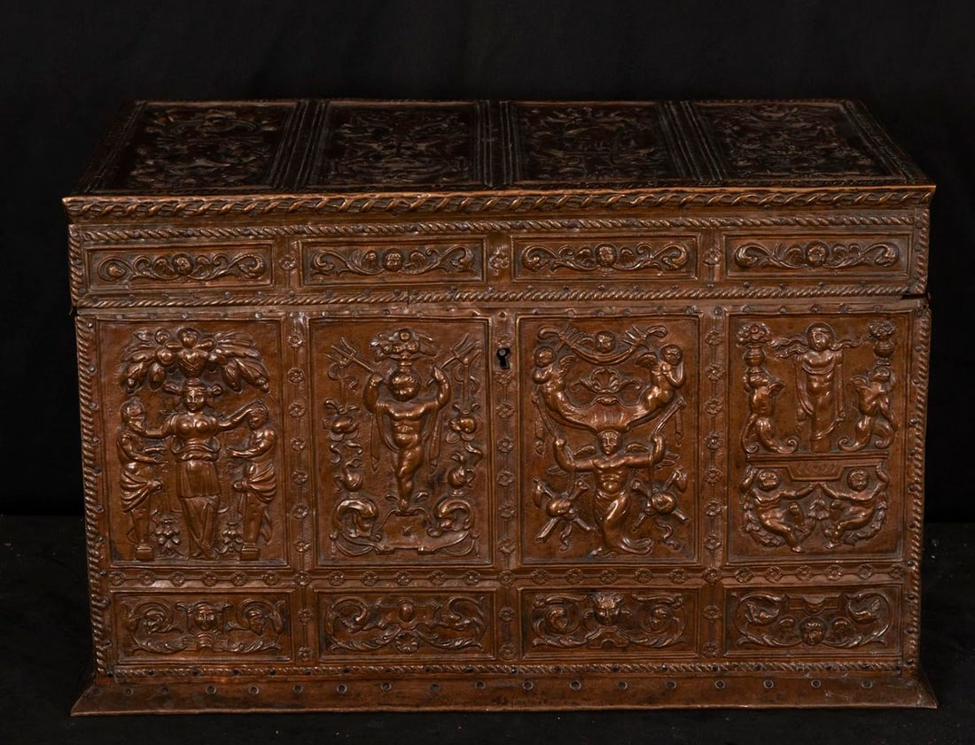 Italian chest in embossed copper plate with Renaissance motifs, 17th - 18th centuries: Total measurements: 26 x 41 x 24 cm