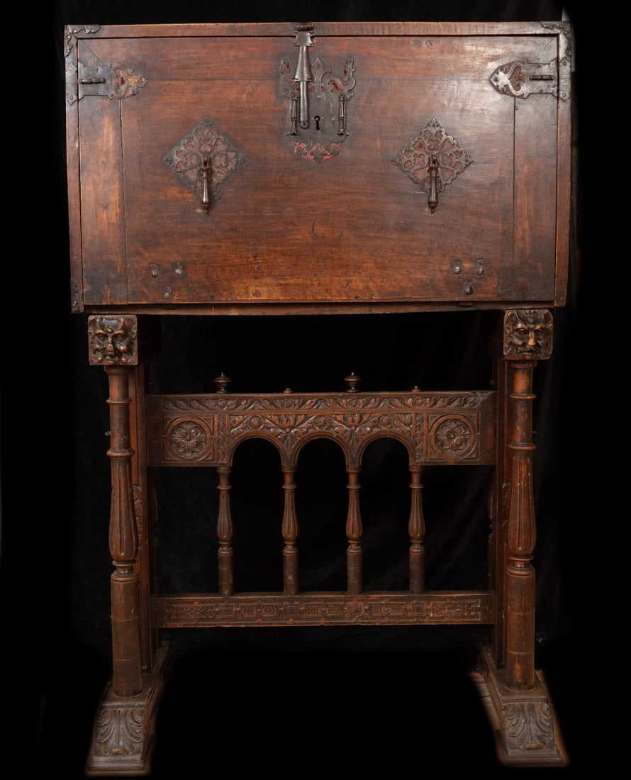 Important Spanish Renaissance Bagueño in the Plateresque style, 16th century: Made of wood, with a marbled wood top. Dimensions: 55 x 99 x 33 cm. Dimensions: 146 x 99 x 47 cm