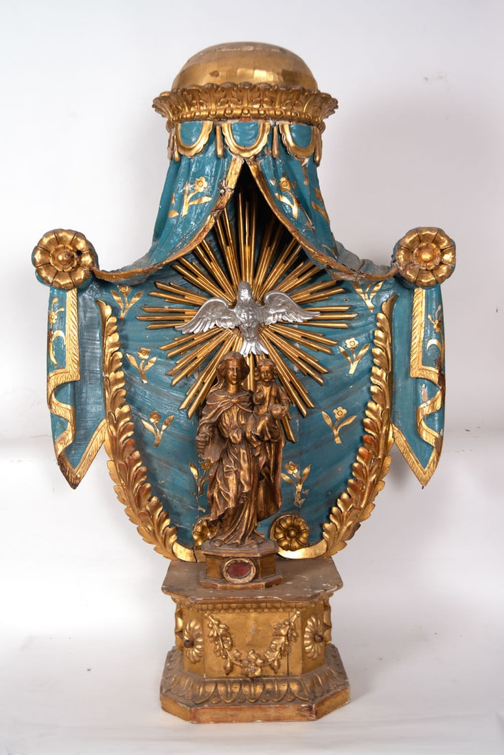 Italian niche with reliquary of the Virgin with Child in her arms, 18th century Italian school: In carved and gilded wood, measurements: 114 x 79 x 25, Virgin measurements: 41 x 14 x 12 cm