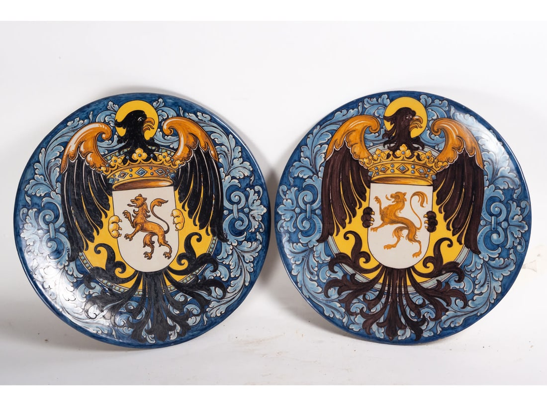 Pair of Exceptional Talavera plates with coats of arms, 20th century - Ruiz de Luna: Measurements: 43 x 43 x 5 cm