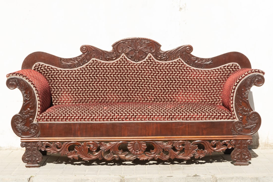 English mahogany sofa, 19th century: Measurements: 112 x 222 x 56 cm