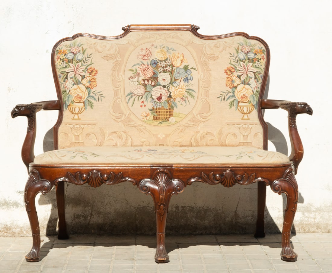 English mahogany sofa upholstered with floral motifs, 19th century: Measurements: 110 x 68 x 63 cm