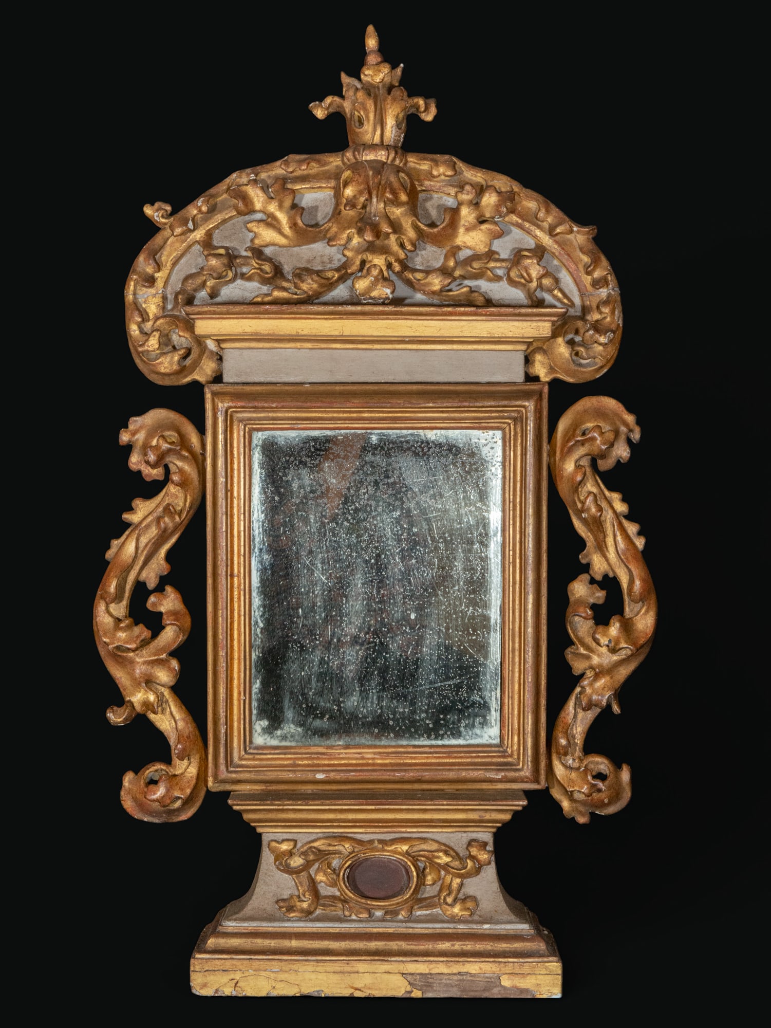 Important large Italian Baroque table mirror-reliquary from the 18th century: Measurements: 100 x 53 x