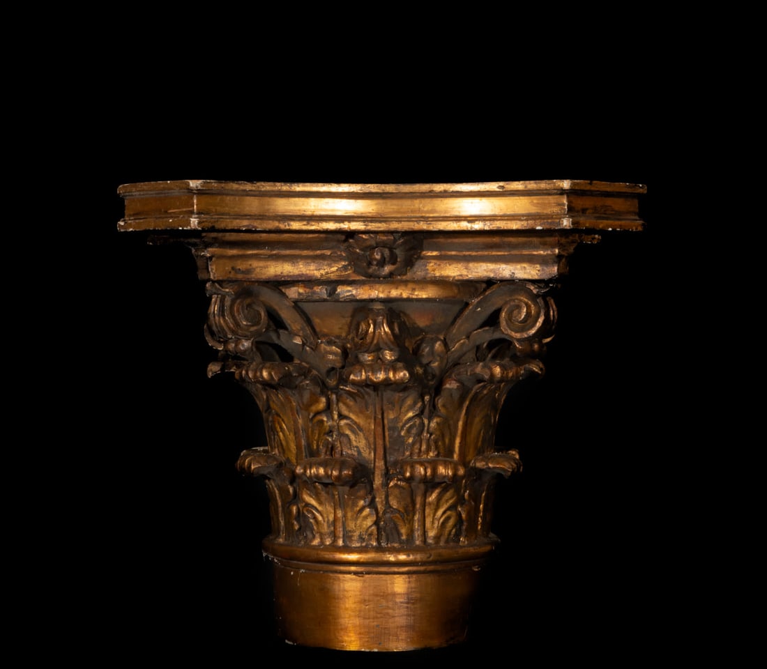 Corinthian-style capital in gilded wood from the 19th century: 46 x 52 x 52 cm