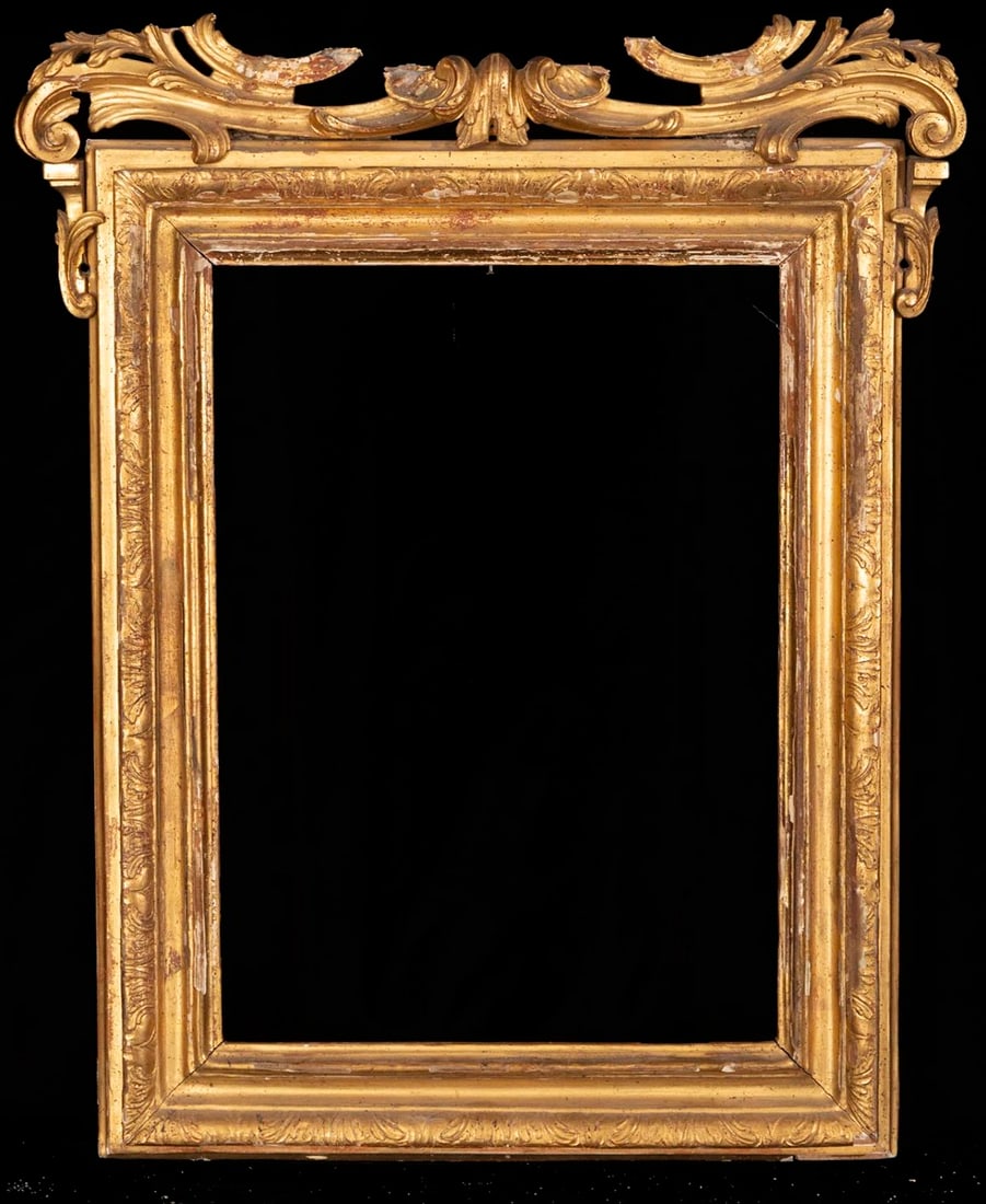 18th century Spanish frame with crest, in gold-gilded wood: Measurements: 37 x 27 (light). External measurements: 52 x 41 cm