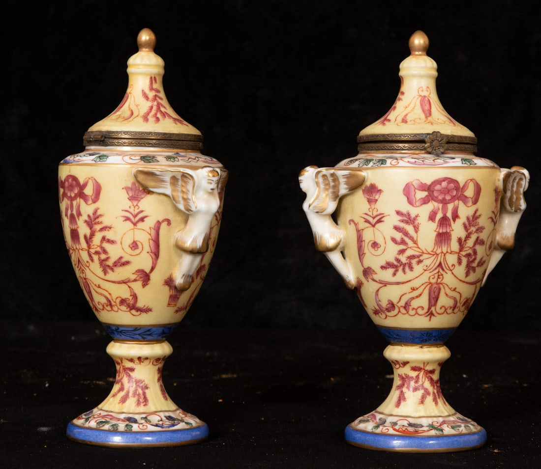Pair of chimney vases in German Meissen porcelain, late 19th century: Good condition, without hairs or restorations, each measures: 20 x 10 x 9 cm