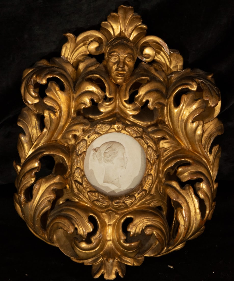 Rococo frame with oval portrait in biscuit porcelain, France, 18th century: In gold-gilded wood, measurements: 9 x 9 cm (biscuit), external measurements: 31 x 22 in total.
