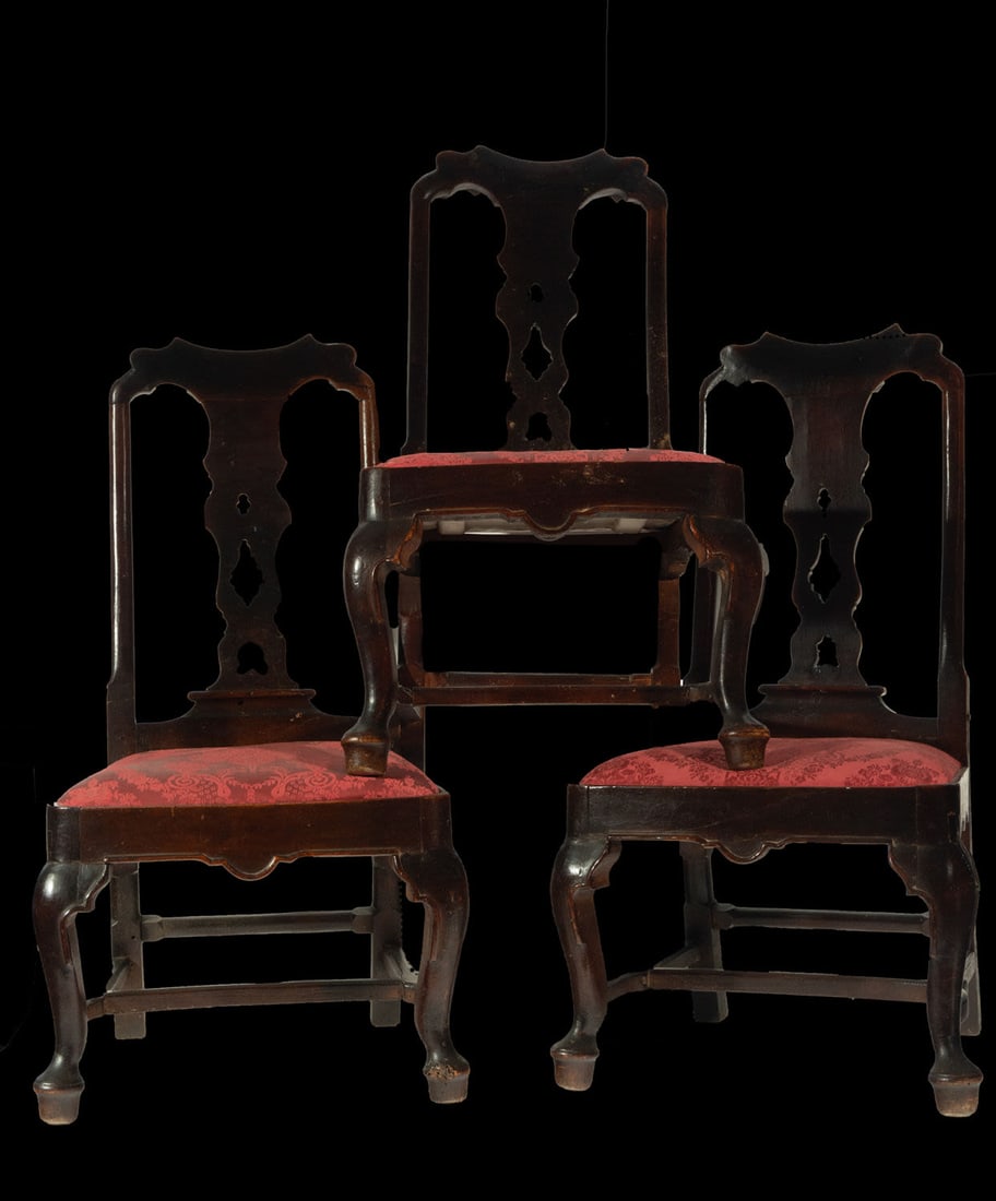 Lot of three English chairs in solid mahogany, Queen Anne style, 18th century: Measurements: 90 x 36 x 43 cm