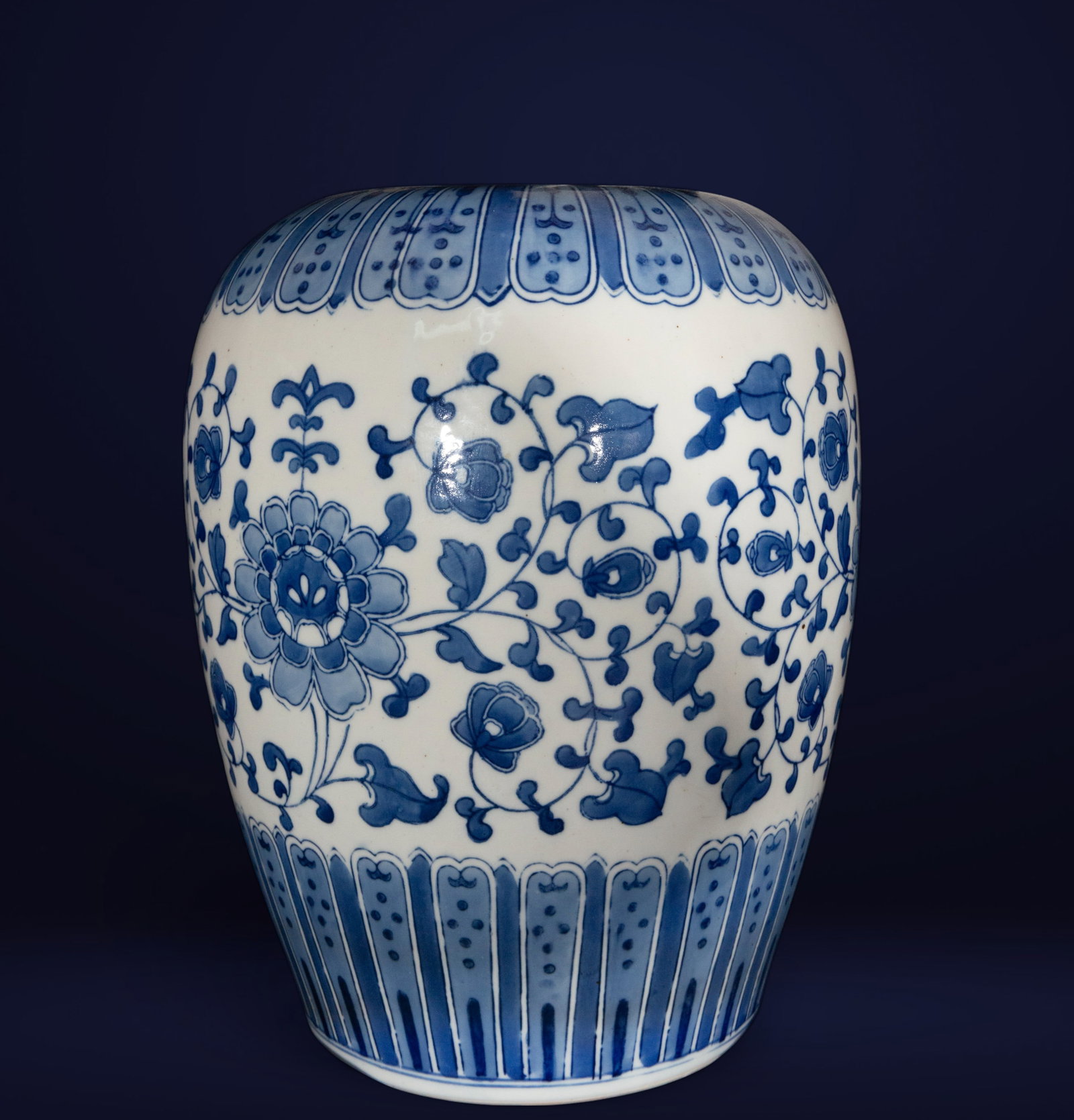 Chinese vase in cobalt blue porcelain, oriental work, 20th century: Cobalt blue underglaze porcelain. Dimensions: 30 x 22 x 28 cm. An ovoid-shaped vase with a balanced profile, decorated with a refined array of stylized blue vegetal scrolls, flowers, and borders on a 