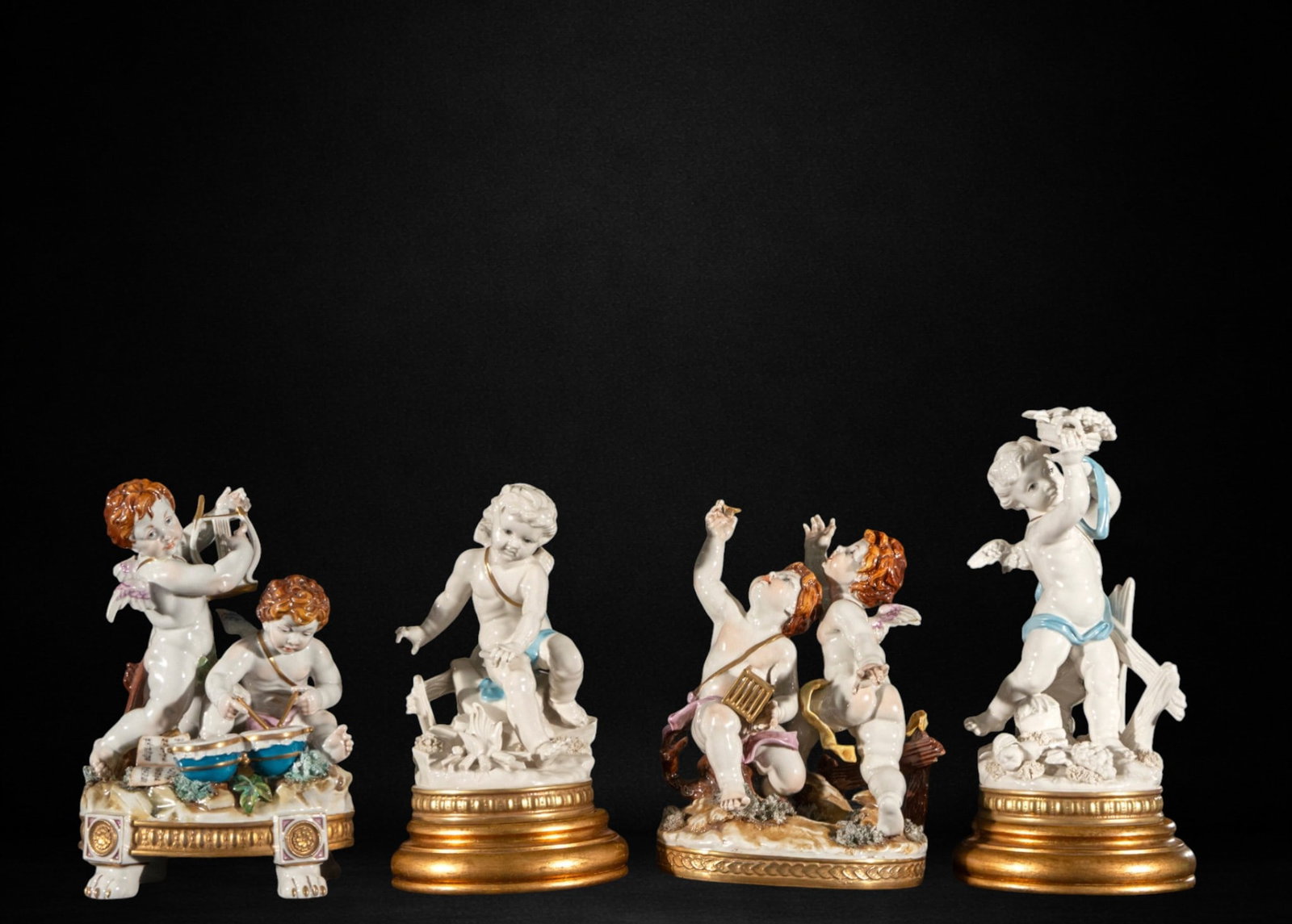 Lot of 4 Algora porcelain pieces, Spanish School, 20th Century: Polychrome porcelain. Measures 32 x 15 x 15 cm. Set of four cherubs or putti in various musical and playful poses, conceived as a small decorative group. The pieces combine glossy enamel, delicate chi