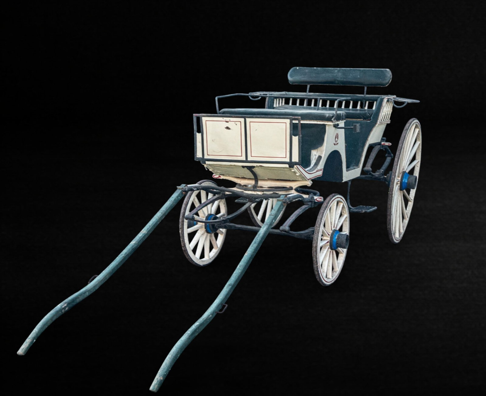 19th Century Garden-style carriage with latticework, for four adults and two children: Lacquered and polychrome wood, iron, and upholstery. Dimensions: 168 x 175 x 448 cm. This garden-style carriage features an elegant open body and a long longitudinal dimension, designed for the comfor