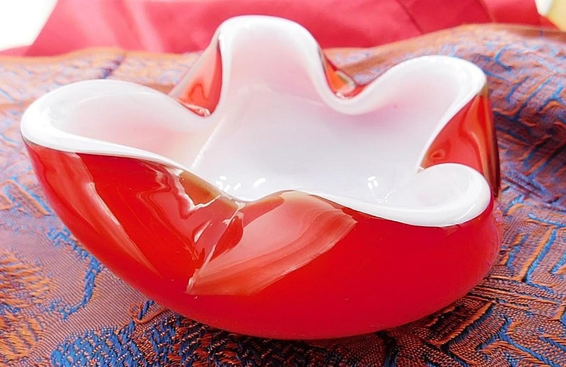 Vintage Venetian centerpiece in red and white Murano glass: Red and white Murano glass. Vintage Venetian centerpiece made of thick, compact, heavy, two-tone glass, with a wavy body and open profile. It features a combination of deep red on the exterior and whi