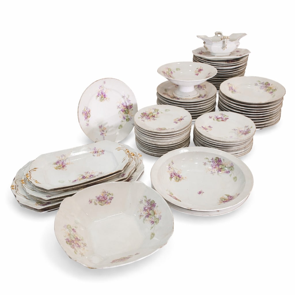 82-PIECE DINNERWARE SET “VIOLETS??, ALBERT PILLIVUYT, FOËCY LIMOGES, ART NOUVEAU, PS XX –: Material: Limoges porcelain - Model: “Violets” - Manufacturer: Pillivuyt - Style: Art Nouveau - Period: Early 20th century - Country of origin: Foëcy, France - Good condition considering its 
