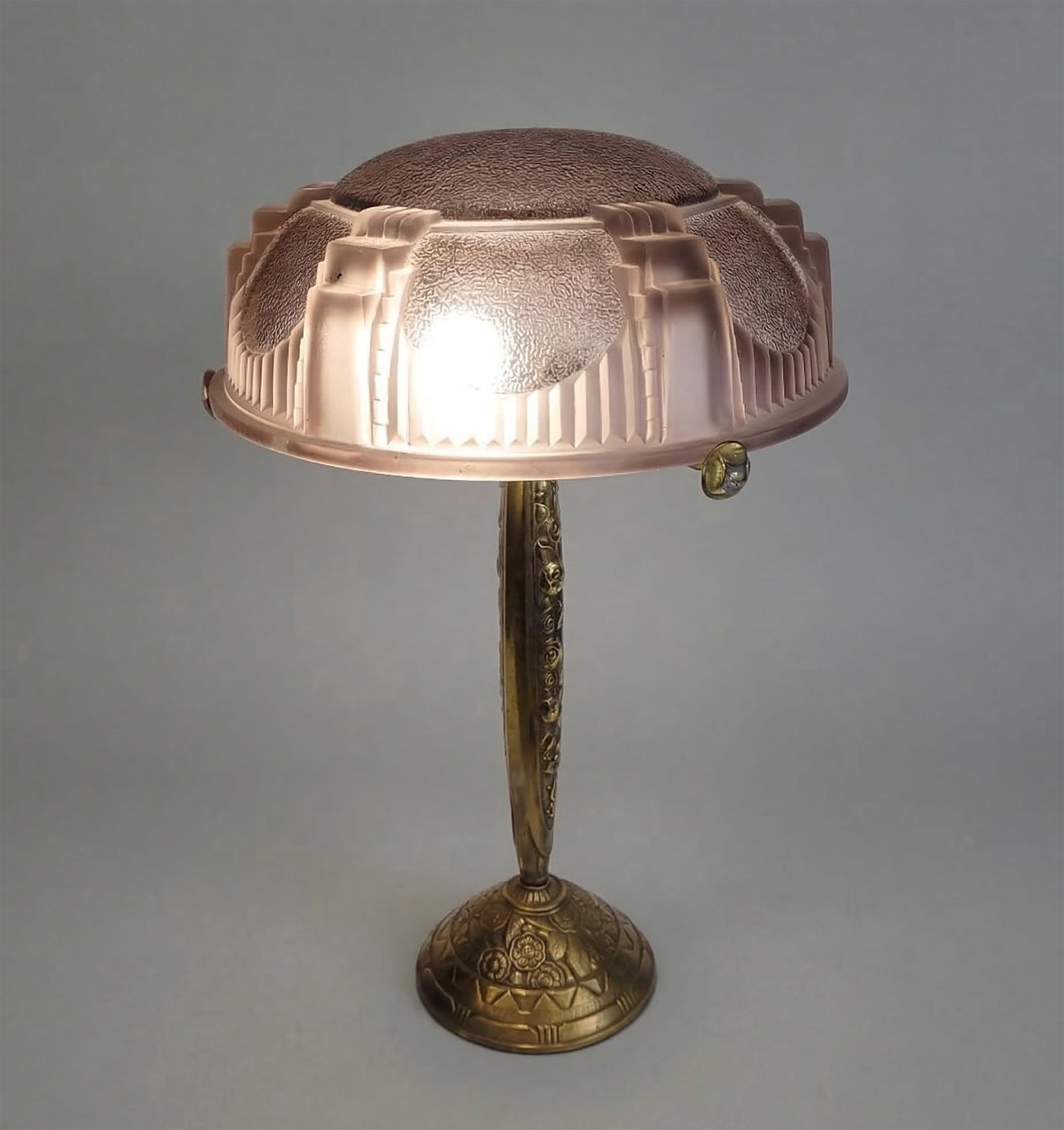 SPECTACULAR ART DECO LAMP BY MULLER FRERES, 1930S – LUNEVILLE, FRANCE: Materials: Bent glass and bronze. Signature: Muller Frères (Co.). Style: Art Deco. Period: 1930s. Country of origin: Luneville, France. Good condition considering its age and use. Overall dimensions: