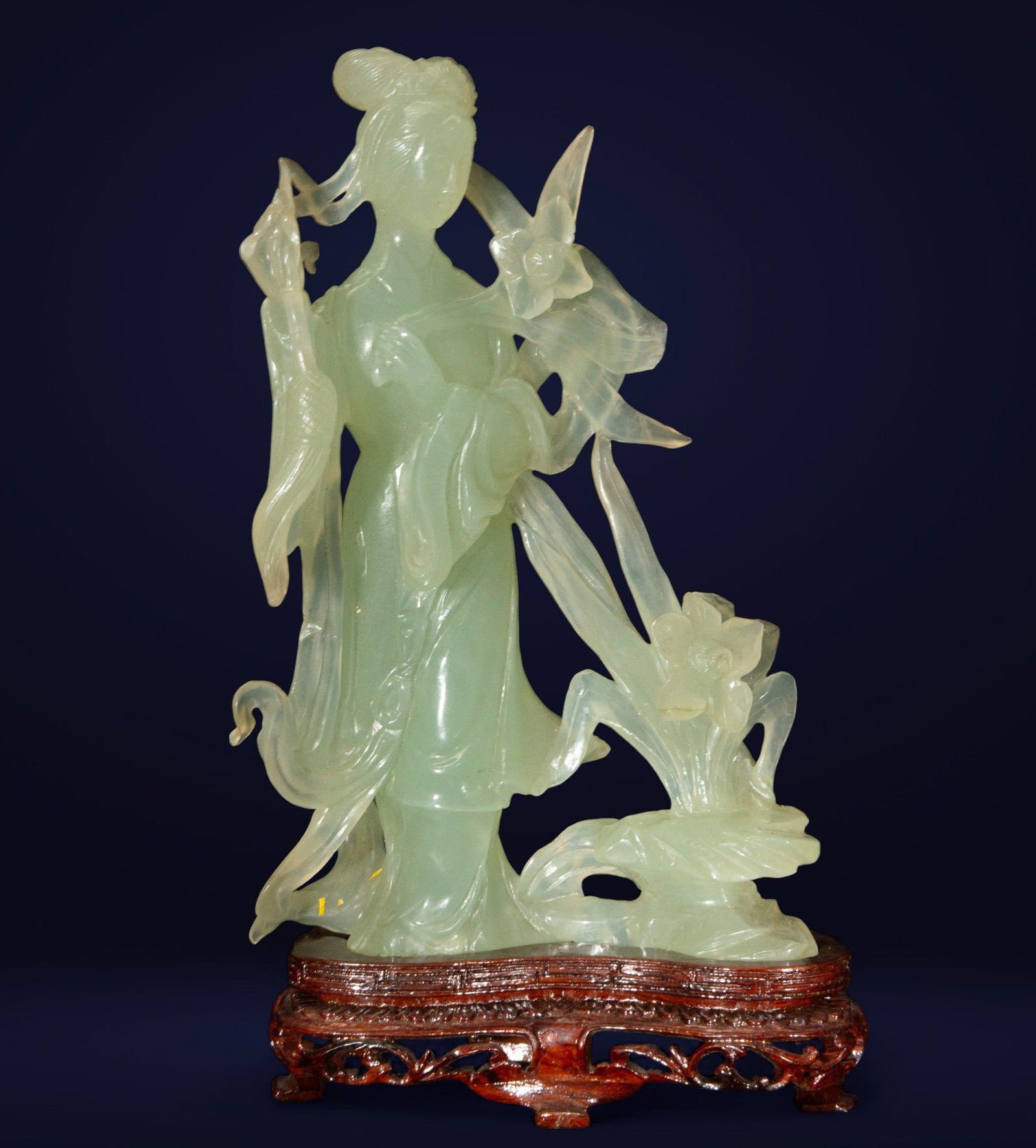 Geisha in jade, 20th century: Jade. Measurements: 21 cm x 12 cm x 9 cm
