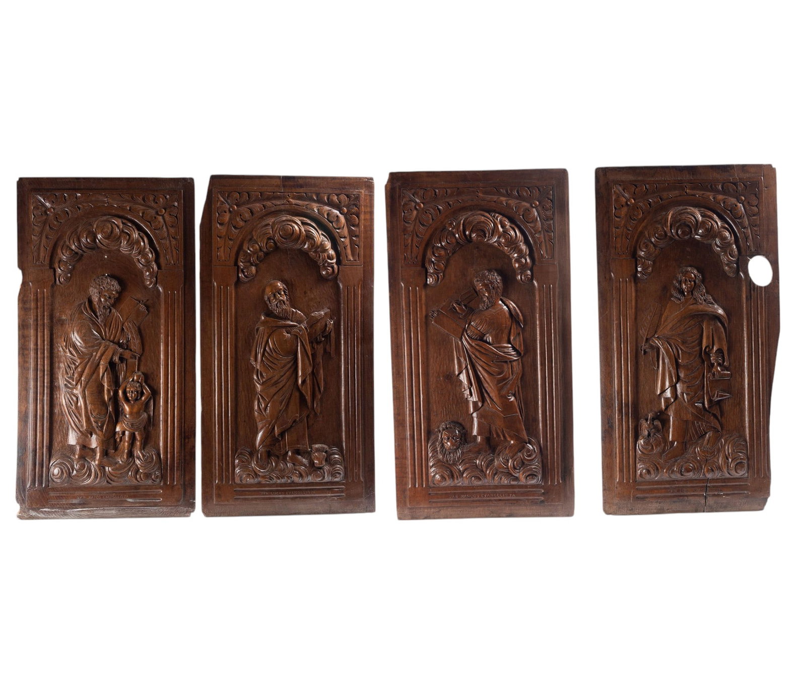4 Relief panels of the four Evangelists, Hispano Flemish school of the 17th century: In oak. With later inscriptions on the bases of each relief, each one measures: 77 x 40 x 2 cm