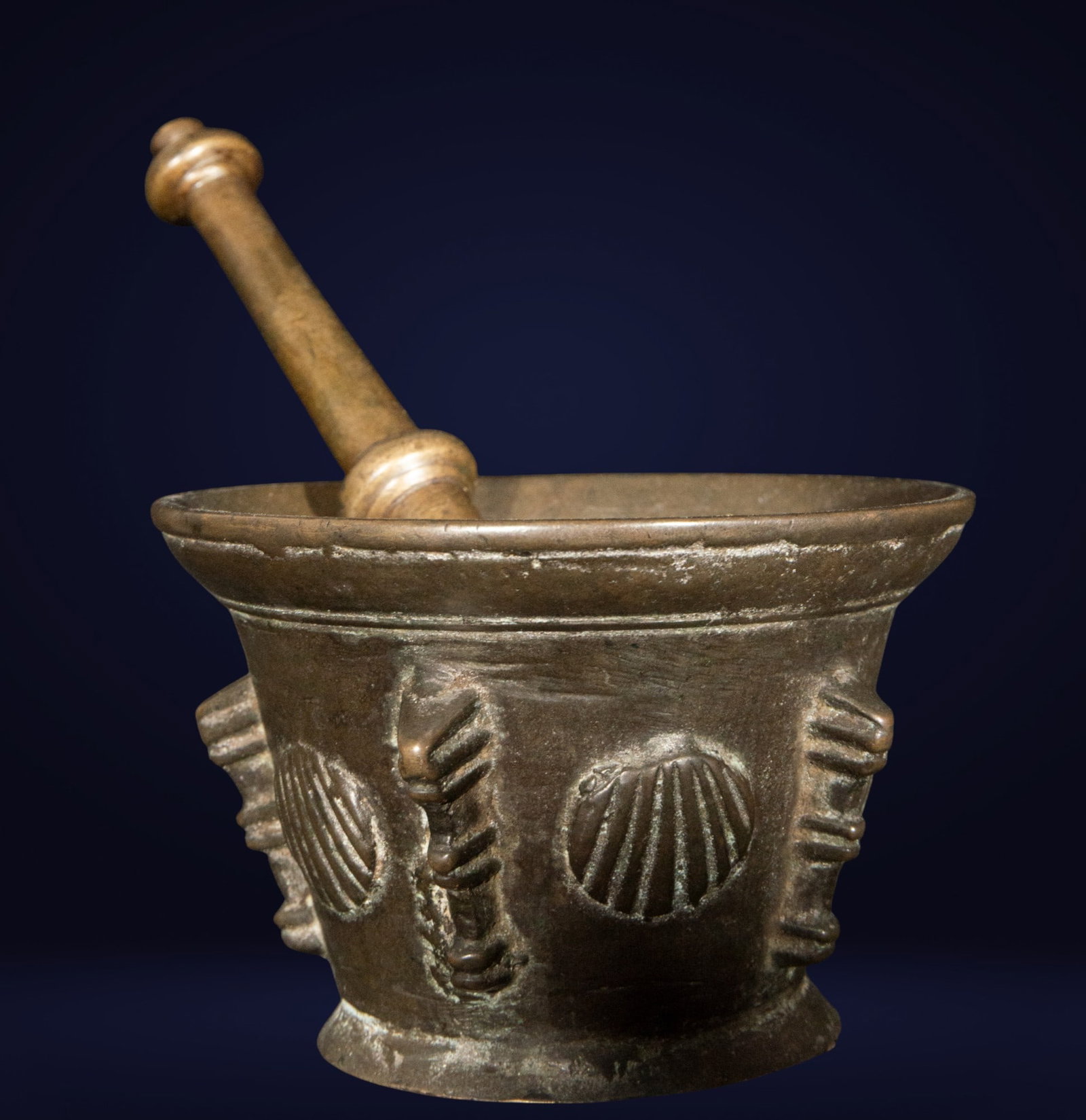 Bronze mortar and pestle with shell decoration. Spanish School. 17th century. (1 of 5)