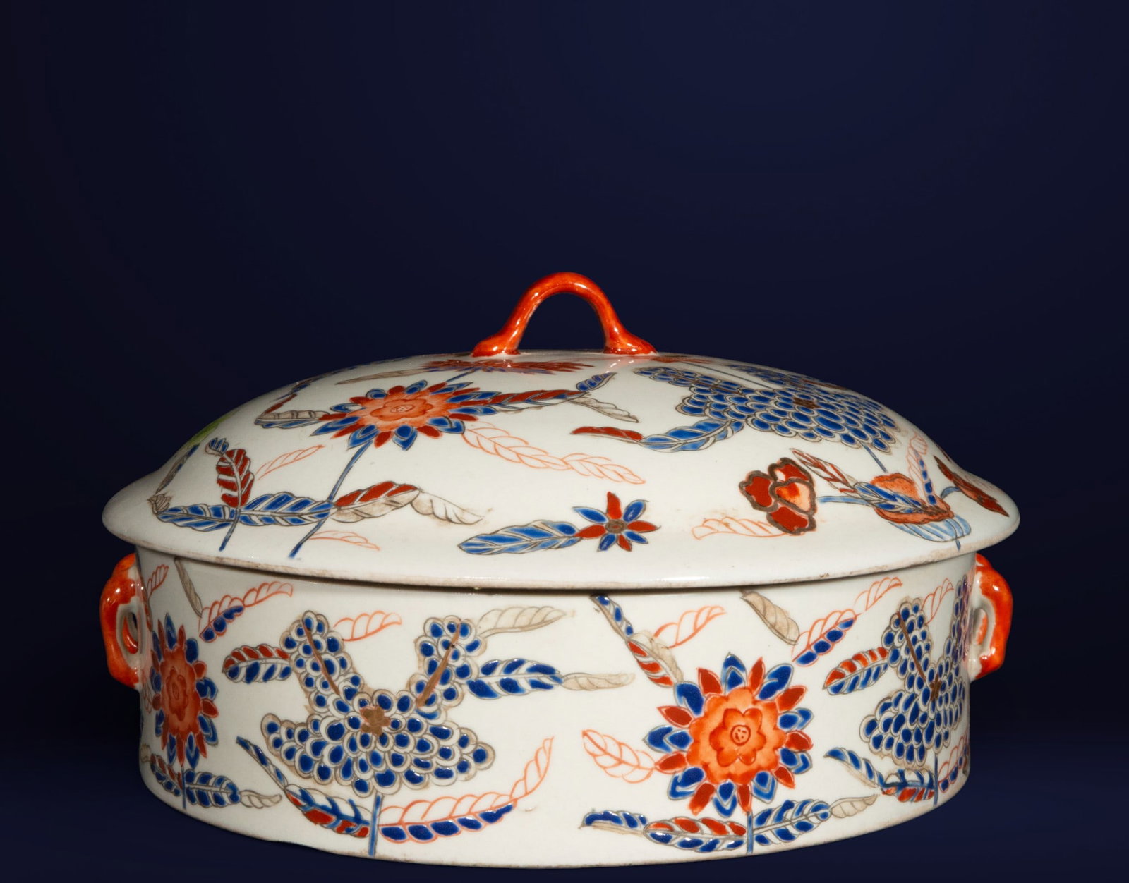 Small candy dish in Chinese ceramic, painted with a stamp. Chinese school. 19th century. (1 of 3)