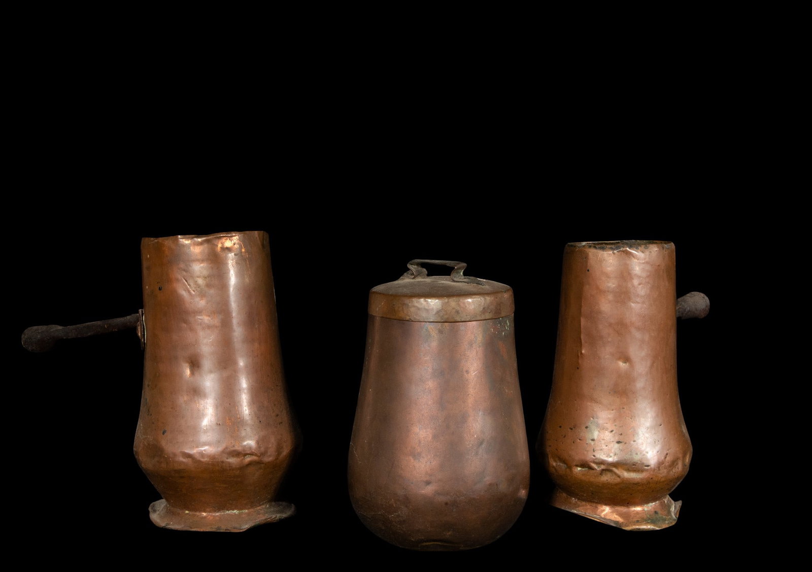 Trio of copper chocolate pots. Spanish school. 17th century. (1 of 5)