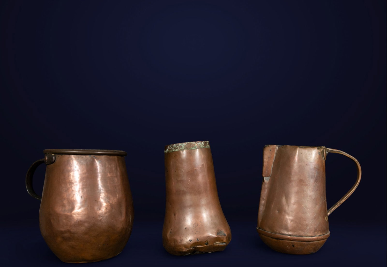 Three large copper chocolate pots. Spanish school. 17th century. (1 of 4)