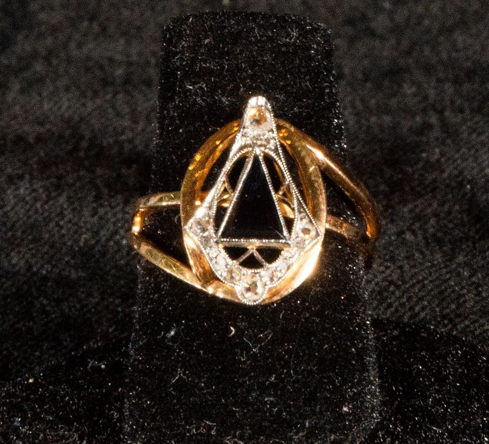 18 kt yellow gold ring with a platinum front and a center triangle-cut synthetic sapphire and rose-c (1 of 4)