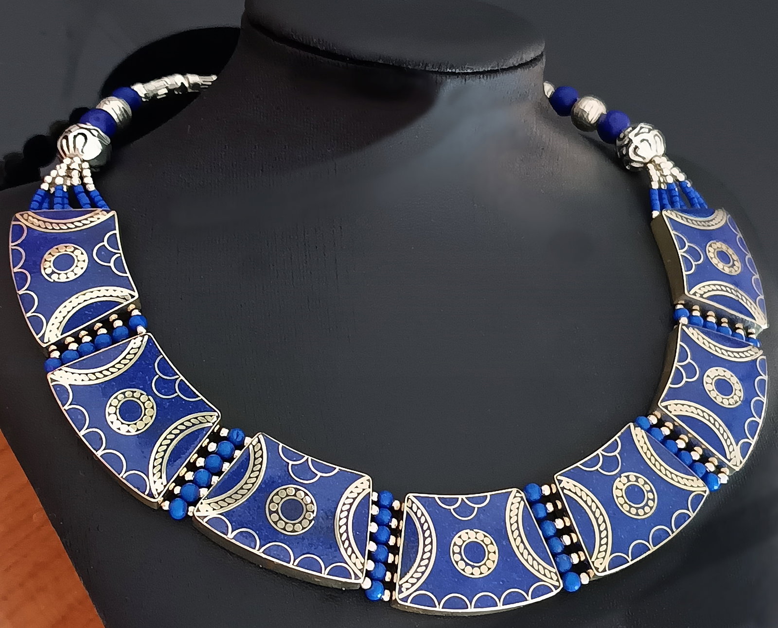 Vintage lapis lazuli and 925 silver necklace, total weight 140 g: A striking vintage necklace crafted with ornamental plaques and lapis lazuli beads in intense blue tones, mounted on a thick, polished 925 sterling silver structure. It stands out for its bold decorat