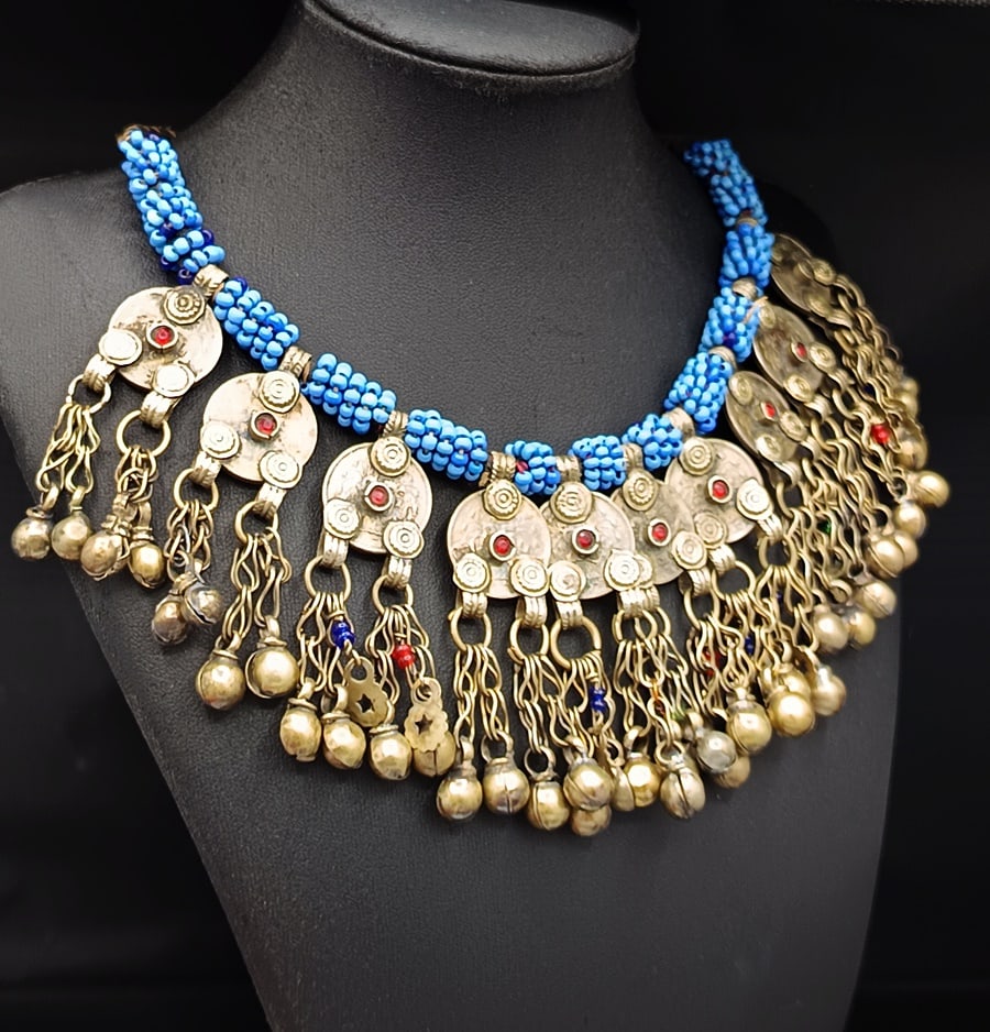 Ethnic tribal necklace in silver, total weight 125 g: Genuine tribal ethnic jewelry necklace from ancient Middle Eastern cultures, made of silver, with blue beads, decorative plaques, and ceremonial pendants. Total weight: 125 g.