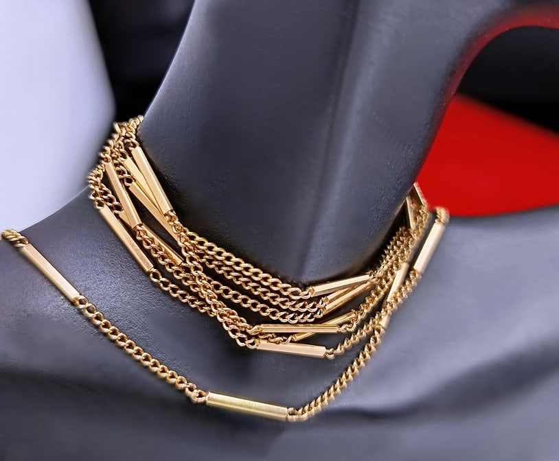 Exquisite 18-karat gold longguard necklace, 103 cm long, weighing 13.50 g: Elegant longguard necklace crafted in 18-karat gold, composed of chain links interspersed with geometric tubular elements. Length: 103 cm. Weight: 13.50 g.