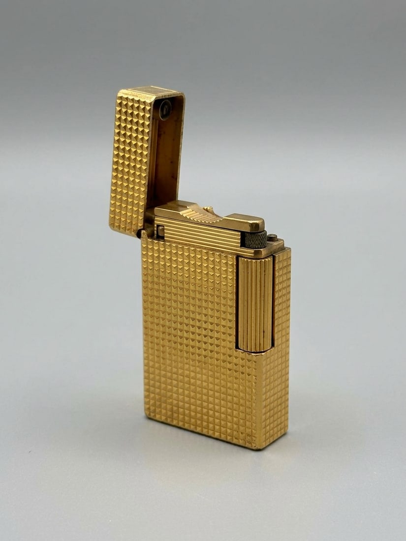 Elegant Dupont lighter in lacquered gold: 20-micron gold. Stone missing.
