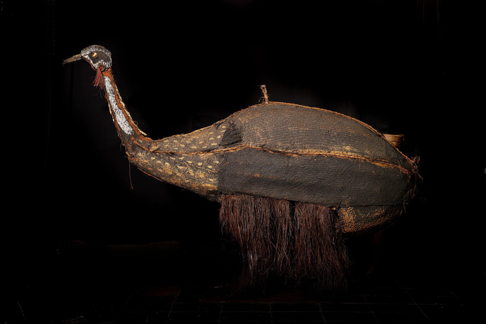 Monumental Cassowary Oceanian Art Early 20th Century - Tribal Art: Wicker, Woven Plant Fiber, Rattan. 192 x 110 cm. - Originally acquired by the traveler and explorer Rudi Caesar c. 1950-1970, ex-Rudi Caesar collection. This imposing mask represents a cassowary, a la