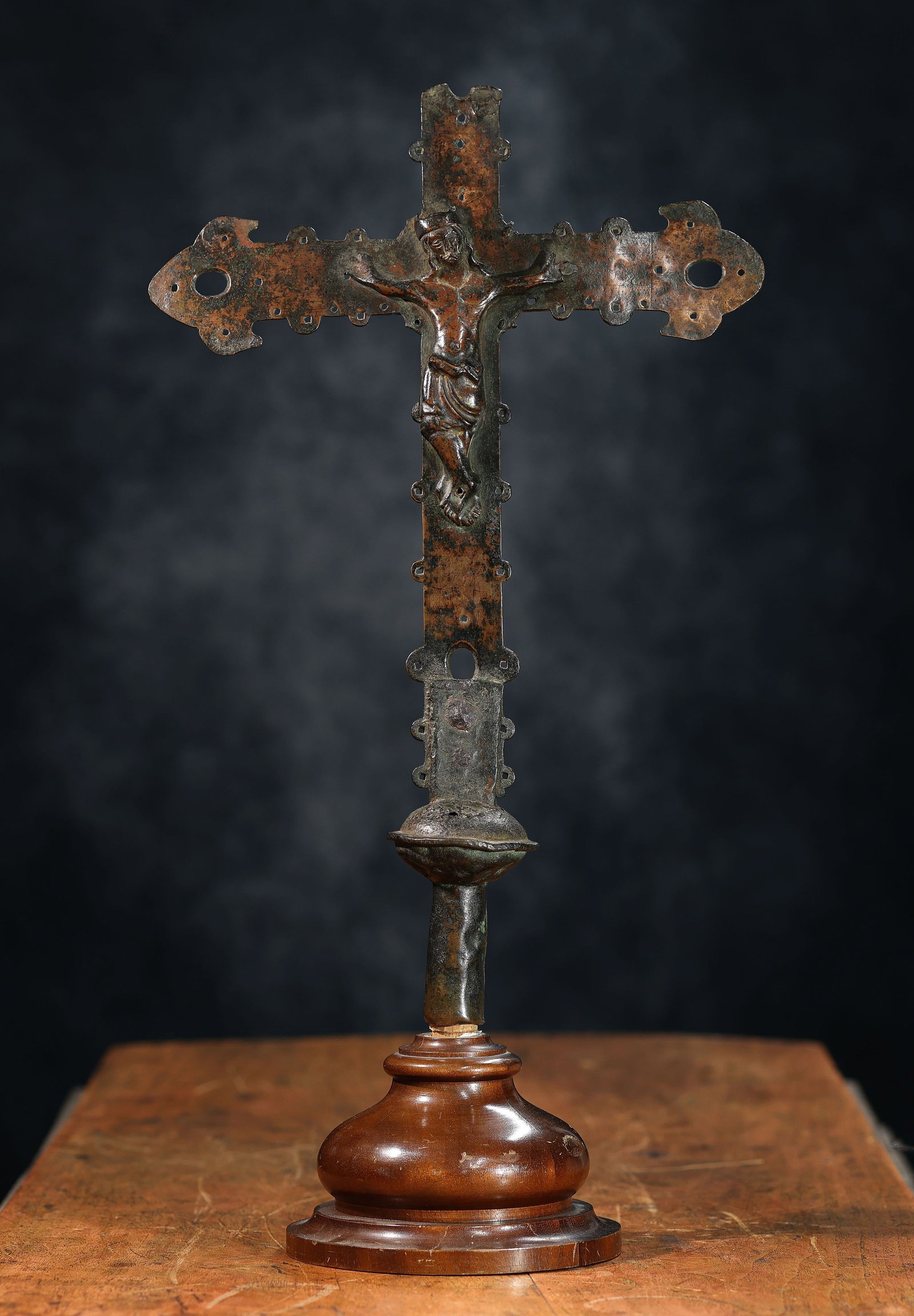 Exceptional Silos Medieval Processional Cross from the 12th century in repoussé copper, with base (1 of 4)