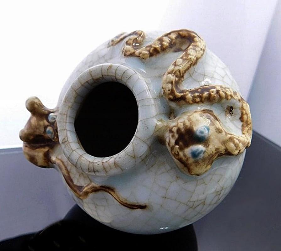 Antique Chinese porcelain vase with snake and mouse reliefs: Antique Chinese brush pot porcelain vase, decorated with figurative reliefs of a snake and a mouse on a crackled surface. It retains a stamp on the base.