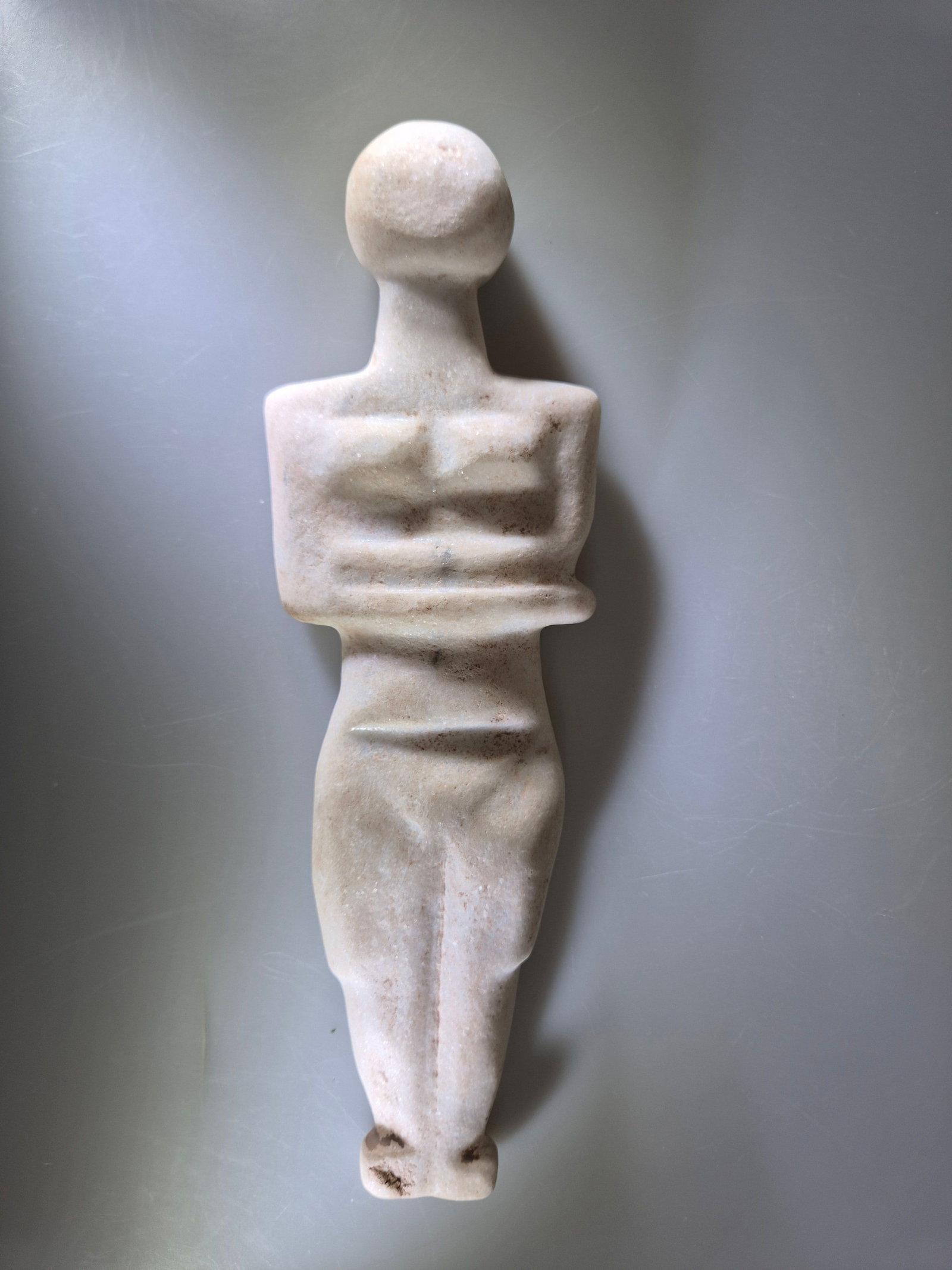 Neolithic steatopygous female figurine no. 1, 5th-4th millennium BC, eastern Mediterranean region /: Grayish-white marble. Measurements: approx. 26 cm high; weight: approx. 552 g. Steatopygous female figure with arms folded over the torso and stylized body form, linked to Neolithic idols from the eas