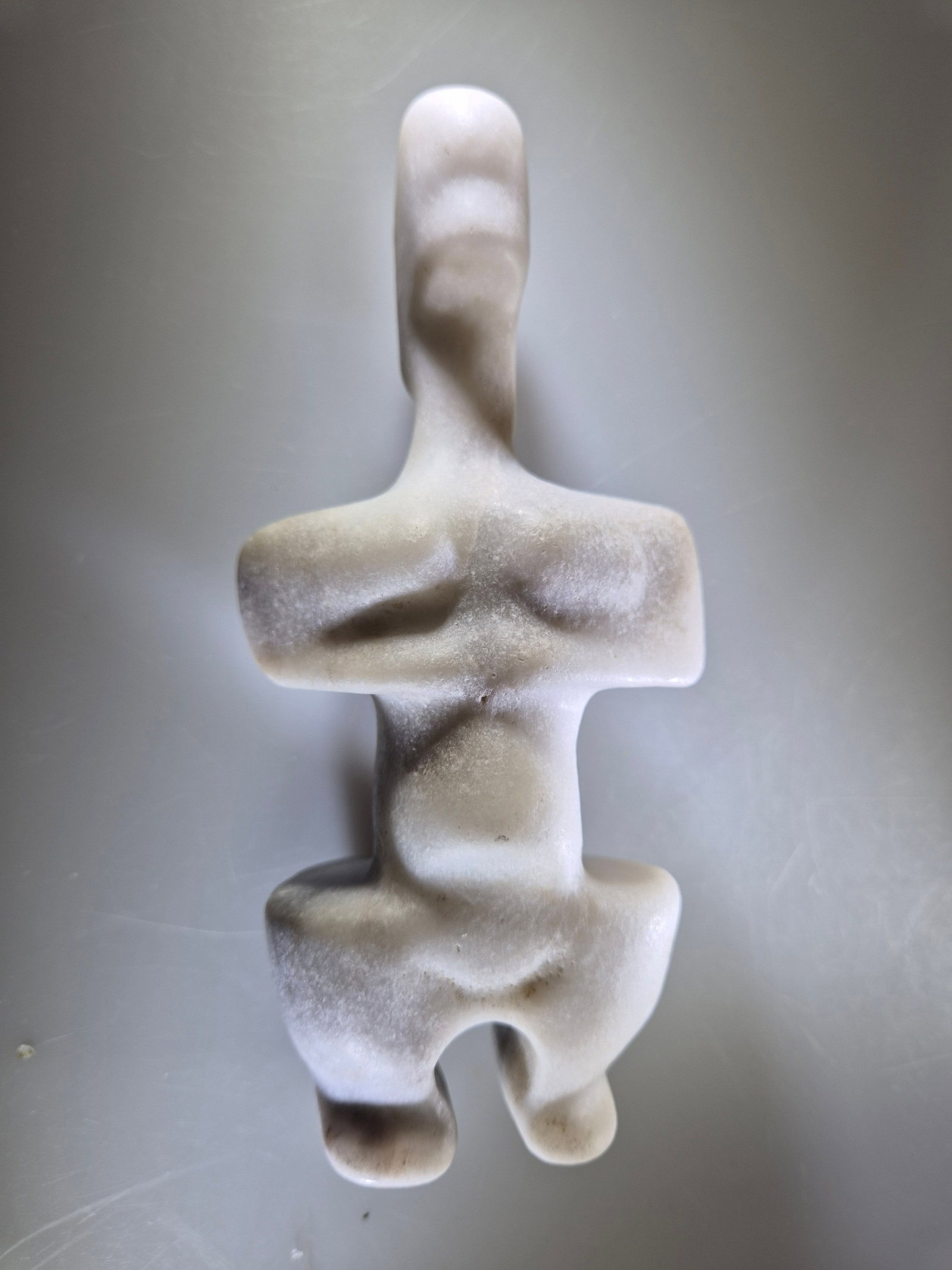 Neolithic steatopygous female figurine no. 4, 5th-4th millennium BC, eastern Mediterranean region /: Grayish-white marble. Measurements: approx. 16 cm in height; weight: approx. 392 g. Schematic female figure of the steatopygous type, characterized by the simplification of forms and the emphasis on b