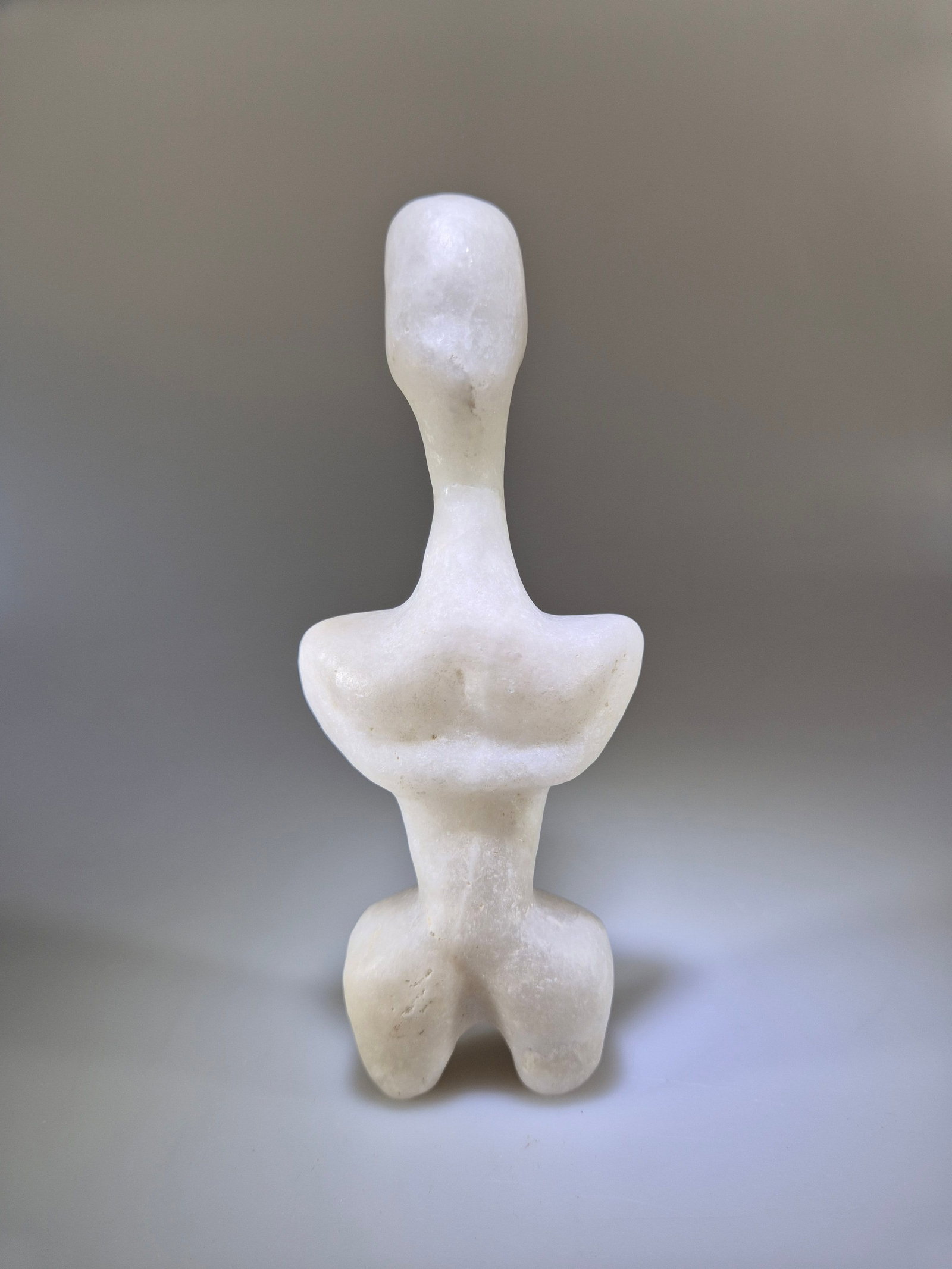 Neolithic steatopygous female figurine no. 5, 5th-4th millennium BC, eastern Mediterranean region /: Grayish-white marble. Measurements: approx. 15 cm high; weight: approx. 216 g. Small female figure, of the steatopygous type and abstract conception, linked to Neolithic fertility representations docu