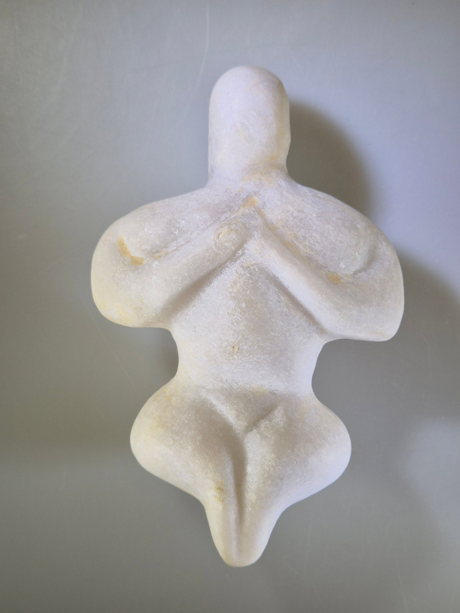 Neolithic steatopygous female figurine no. 6, 5th-4th millennium BC, eastern Mediterranean region /: Grayish-white marble. Measurements: approx. 13 cm high; weight: approx. 321 g. Seated female figure of the steatopygous type, belonging to a set of six Neolithic idols in grayish-white marble. The pie