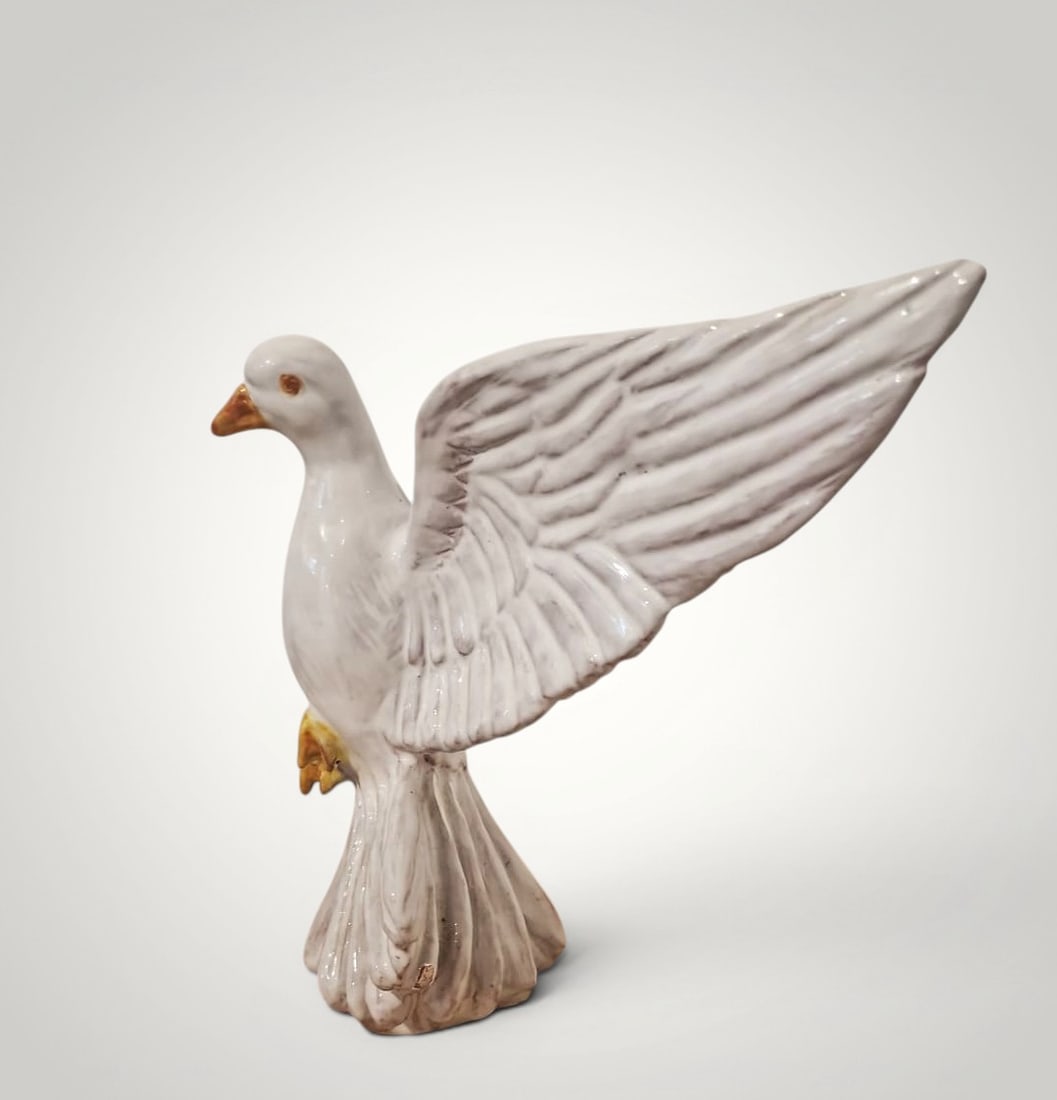 Donno Donno - Colomba: Glazed ceramic. Dimensions: 25 x 30 x 25 cm. Contemporary sculpture depicting a dove with outstretched wings in an ascending posture, conceived with a marked symbolic and ornamental sensibility. The p
