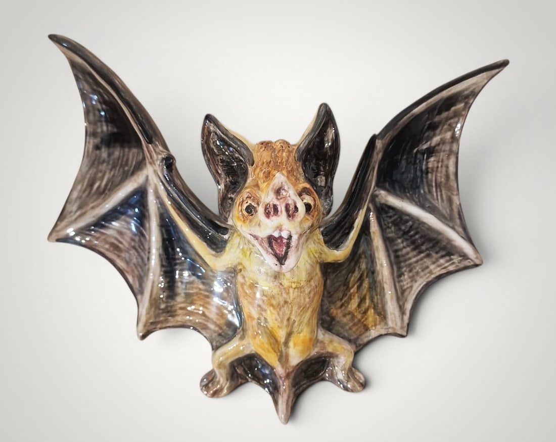 Donno Donno - Pipistrello (2020): Glazed ceramic. Dimensions: 20 x 24 x 10 cm. Contemporary sculpture depicting a bat with outstretched wings, conceived with a distinctly expressionistic and decorative character. The piece stands out 