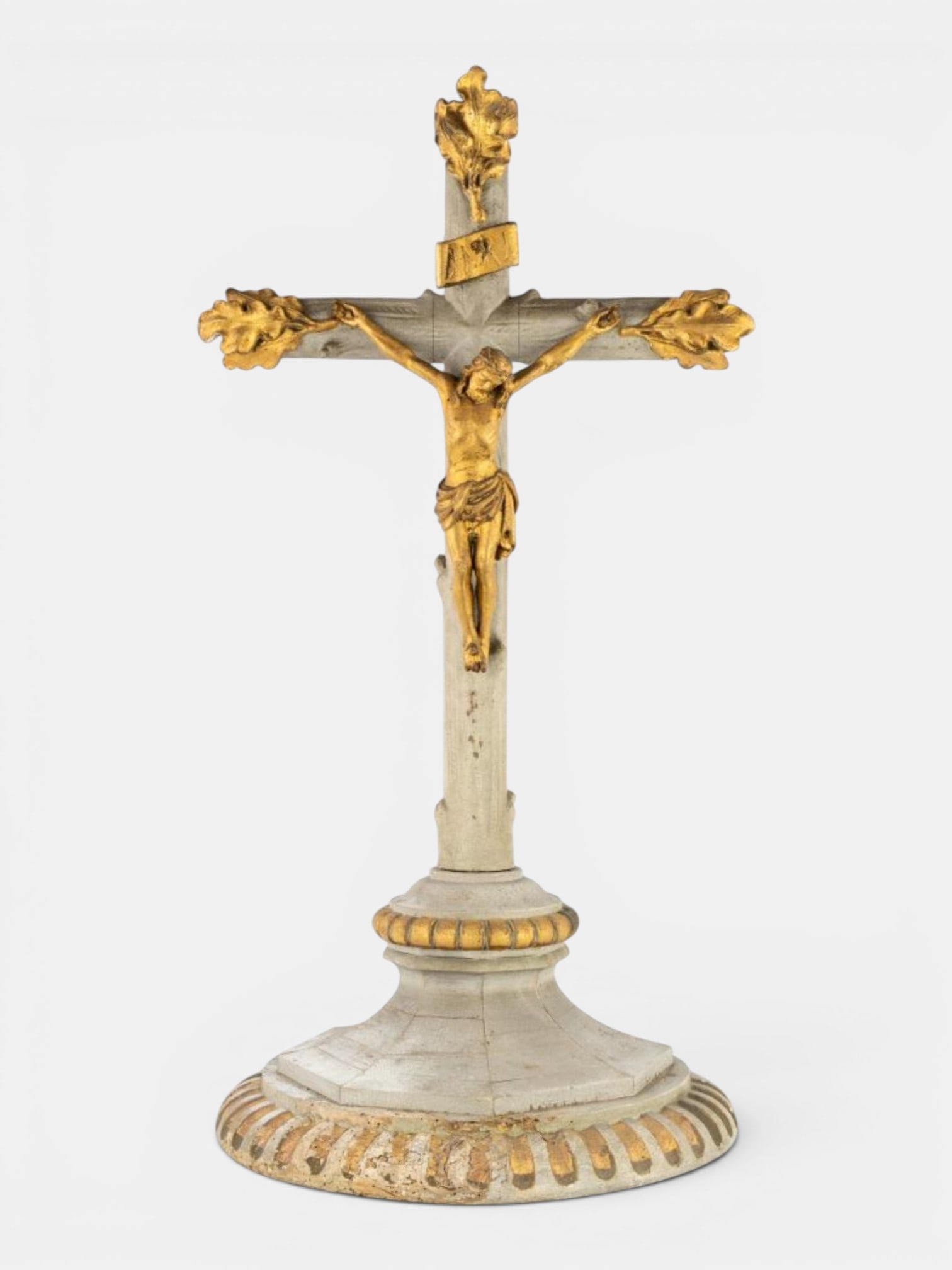 Large Modernist Art Nouveau Christ: Gilded and polychrome wood. Dimensions: 83 cm