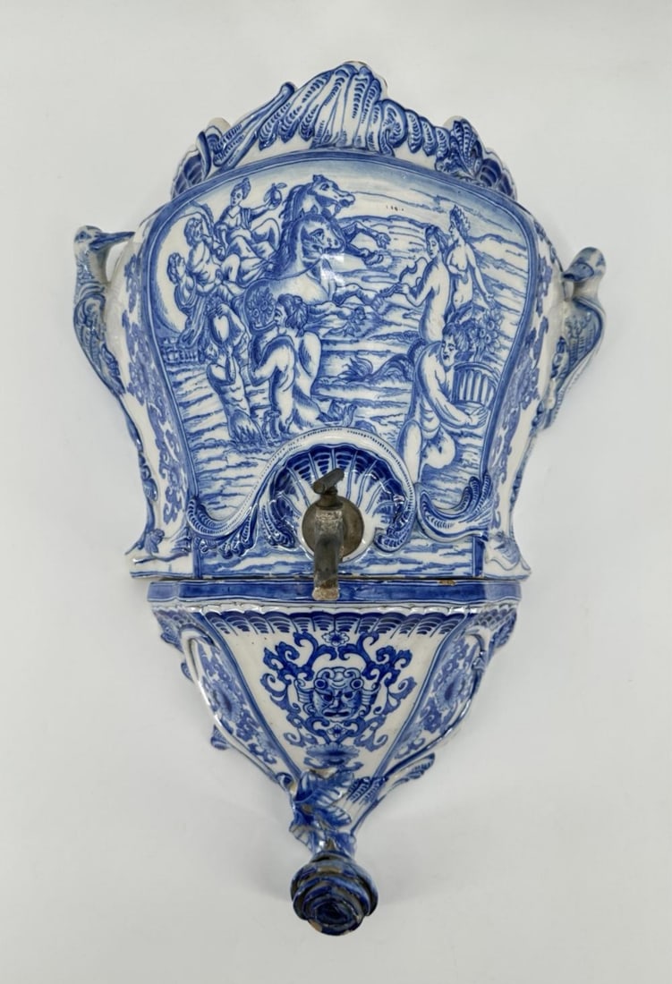 Exquisite 18th-century Delft wall fountain: 55 cm high. Good overall condition.