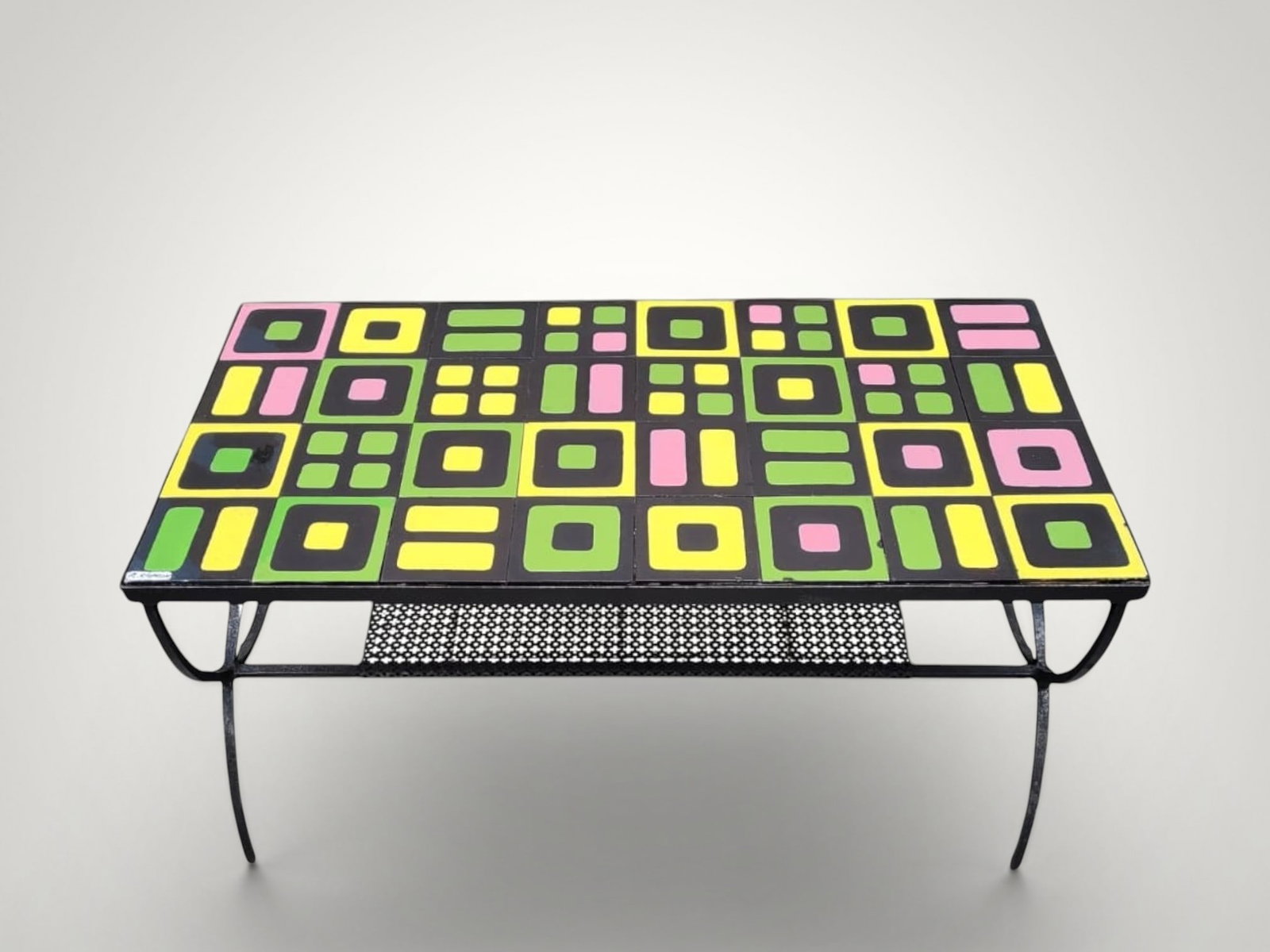 Coffee table, Vallauris ceramics, signed Roger Capron, 1960s – France: Designer: Roger Capron. Materials: Metal and Vallauris ceramic. Period: 1960s. Country of origin: France. Good condition considering its age and use. Dimensions: 42 x 80 x 41 cm.